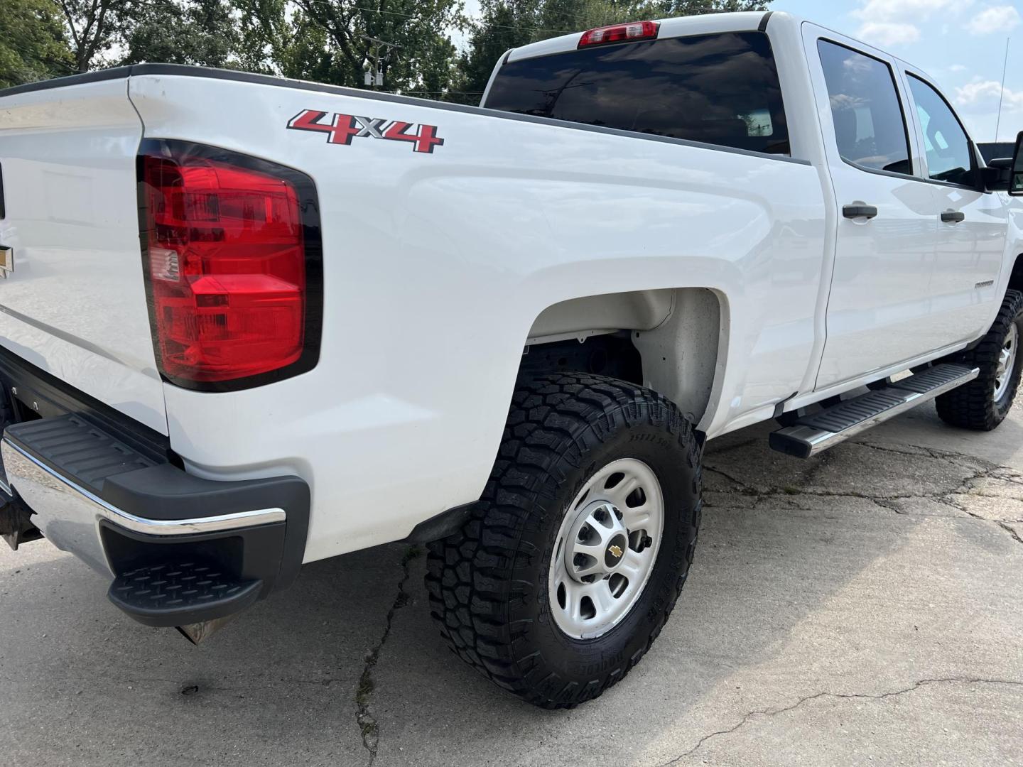 2019 White /Gray Chevrolet Silverado 2500HD Work Truck (1GC1KREG1KF) with an 6.0L V8 OHV 16V FFV engine, 6-Speed Automatic transmission, located at 4520 Airline Hwy, Baton Rouge, LA, 70805, (225) 357-1497, 30.509325, -91.145432 - 2019 Chevrolet Silverado 2500HD Crew Cab 4X4 ***ONE OWNER & NO ACCIDENTS*** 6.0 V8 Gas, 178K Miles, Cold A/C, Power Windows, Locks & Mirrors, Backup Camera, Spray In Bedliner, Good Tires, Tow Package. FOR INFO PLEASE CONTACT JEFF AT 225-413-0981 CHECK OUT OUR A+ RATING WITH THE BETTER BUSINESS BUREA - Photo#5