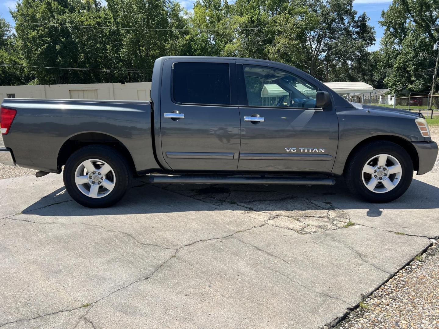 2006 Dark Gray /Gray Nissan Titan SE (1N6BA07AX6N) with an 5.6L V8 DOHC 32V FFV engine, 5-Speed Automatic Overdrive transmission, located at 4520 Airline Hwy, Baton Rouge, LA, 70805, (225) 357-1497, 30.509325, -91.145432 - 2006 Nissan Titan Crew Cab SE 5.6 V8 Gas, 245K Miles, A/C, Power Windows & Locks. FOR INFO PLEASE CONTACT JEFF AT 225-413-0981 CHECK OUT OUR A+ RATING WITH THE BETTER BUSINESS BUREAU WE HAVE BEEN A FAMILY OWNED AND OPERATED BUSINESS AT THE SAME LOCATION FOR OVER 45 YEARS. WE STRIVE TO KEEP CUSTOME - Photo#4