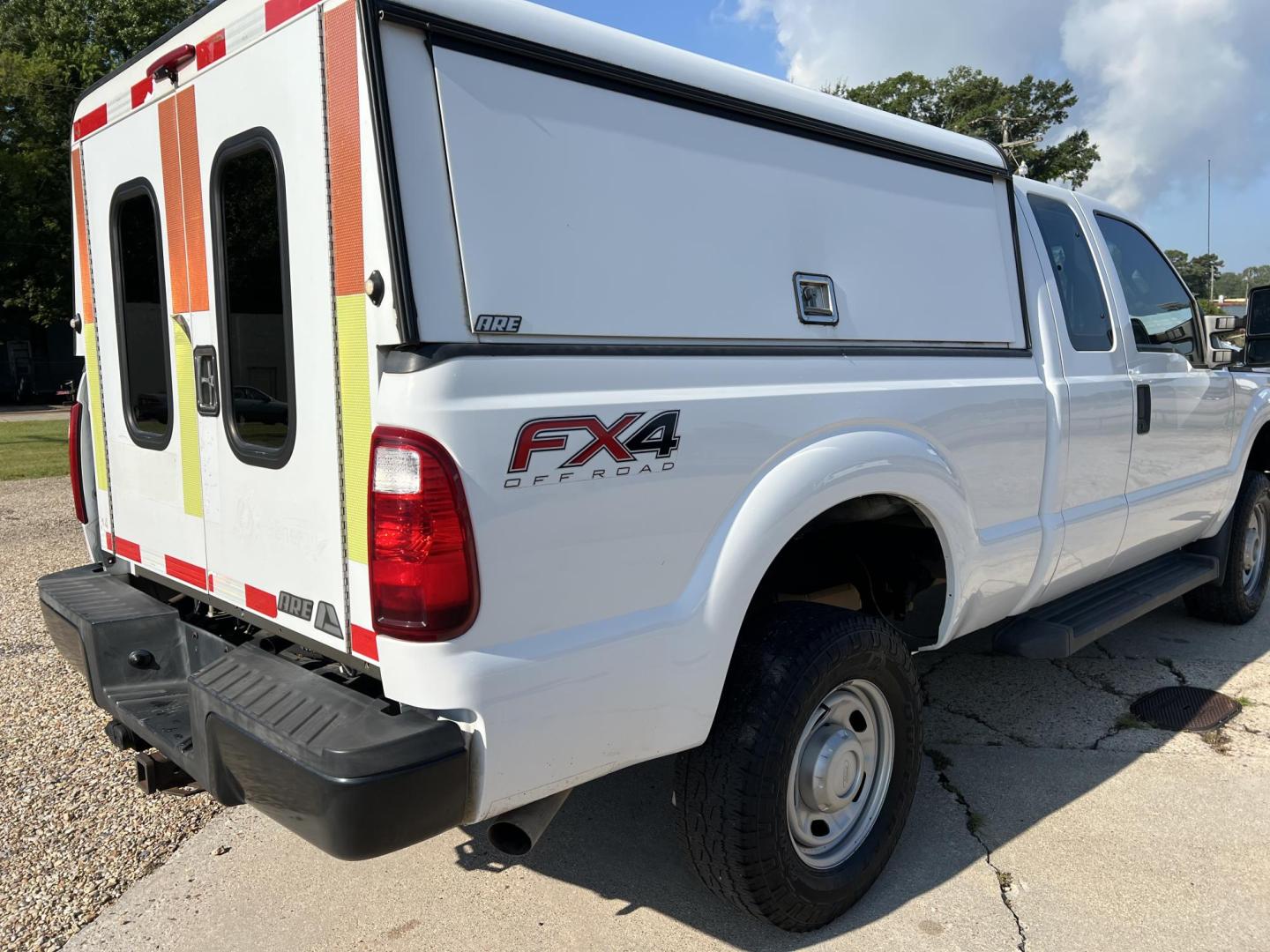 2016 White /Gray Ford F-250 SD XL (1FT7X2B60GE) with an 6.2L V8 OHV 16V engine, 6-Speed Automatic transmission, located at 4520 Airline Hwy, Baton Rouge, LA, 70805, (225) 357-1497, 30.509325, -91.145432 - 2016 Ford F250 SuperCab XL 4X4 6.2 V8 Gas, 173K Miles, Cold A/C, ARE Tool Box Shell, Spray In Bedliner, Tow Package. FOR INFO PLEASE CONTACT JEFF AT 225-413-0981 CHECK OUT OUR A+ RATING WITH THE BETTER BUSINESS BUREAU WE HAVE BEEN A FAMILY OWNED AND OPERATED BUSINESS AT THE SAME LOCATION FOR OVER - Photo#5