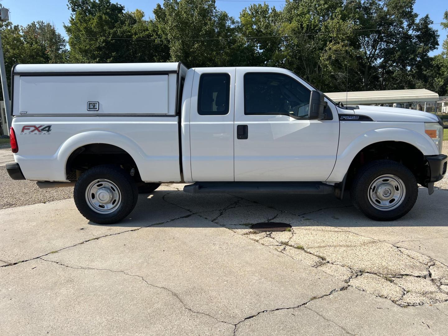 2016 White /Gray Ford F-250 SD XL (1FT7X2B60GE) with an 6.2L V8 OHV 16V engine, 6-Speed Automatic transmission, located at 4520 Airline Hwy, Baton Rouge, LA, 70805, (225) 357-1497, 30.509325, -91.145432 - 2016 Ford F250 SuperCab XL 4X4 6.2 V8 Gas, 173K Miles, Cold A/C, ARE Tool Box Shell, Spray In Bedliner, Tow Package. FOR INFO PLEASE CONTACT JEFF AT 225-413-0981 CHECK OUT OUR A+ RATING WITH THE BETTER BUSINESS BUREAU WE HAVE BEEN A FAMILY OWNED AND OPERATED BUSINESS AT THE SAME LOCATION FOR OVER - Photo#4