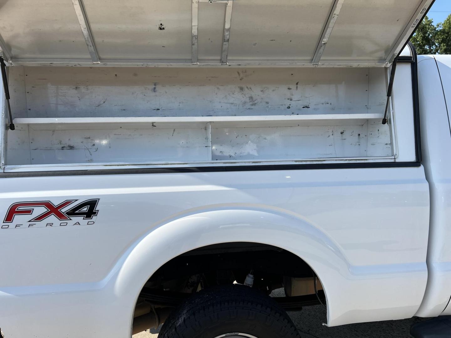 2016 White /Gray Ford F-250 SD XL (1FT7X2B60GE) with an 6.2L V8 OHV 16V engine, 6-Speed Automatic transmission, located at 4520 Airline Hwy, Baton Rouge, LA, 70805, (225) 357-1497, 30.509325, -91.145432 - 2016 Ford F250 SuperCab XL 4X4 6.2 V8 Gas, 173K Miles, Cold A/C, ARE Tool Box Shell, Spray In Bedliner, Tow Package. FOR INFO PLEASE CONTACT JEFF AT 225-413-0981 CHECK OUT OUR A+ RATING WITH THE BETTER BUSINESS BUREAU WE HAVE BEEN A FAMILY OWNED AND OPERATED BUSINESS AT THE SAME LOCATION FOR OVER - Photo#8