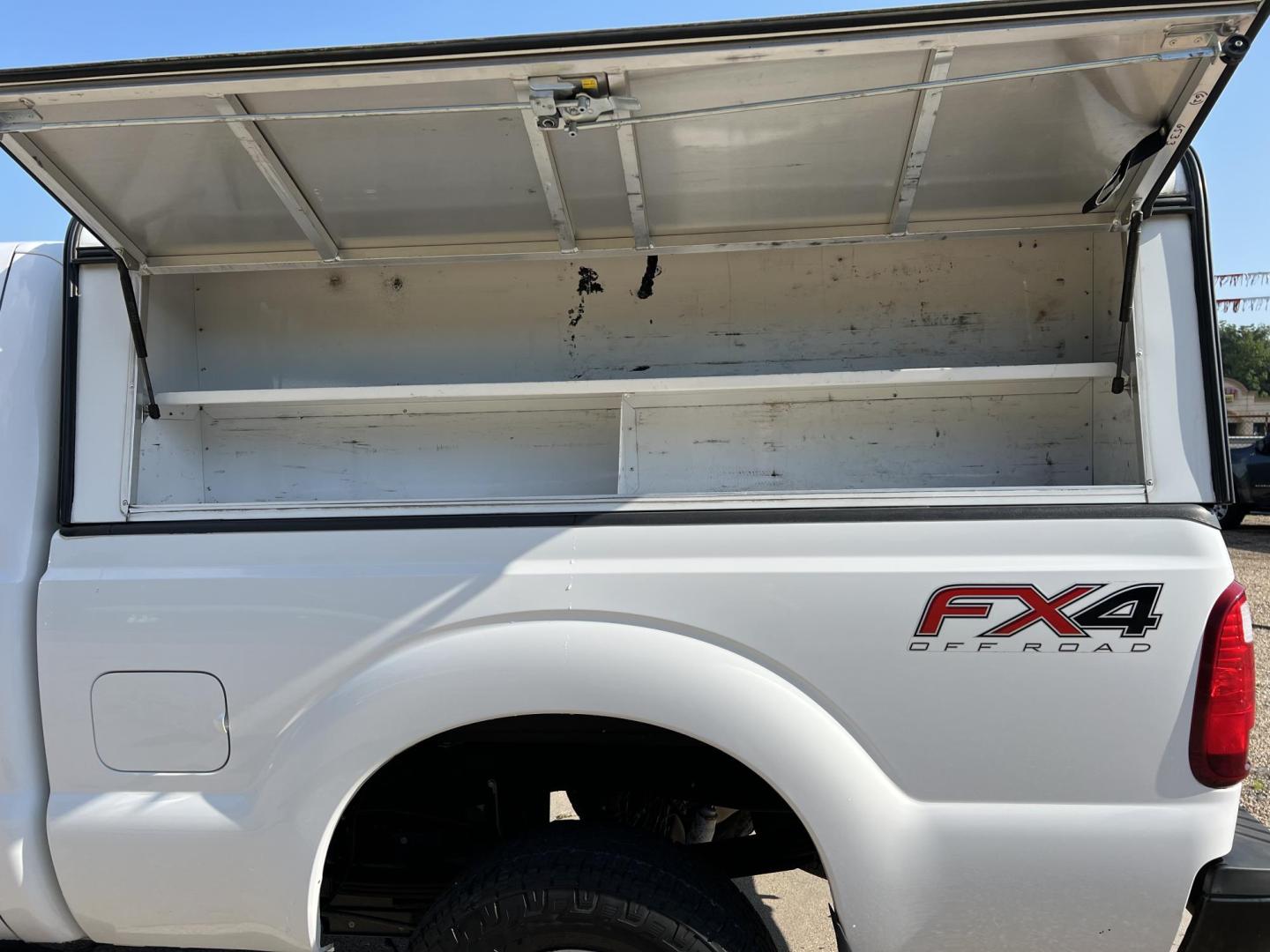 2016 White /Gray Ford F-250 SD XL (1FT7X2B60GE) with an 6.2L V8 OHV 16V engine, 6-Speed Automatic transmission, located at 4520 Airline Hwy, Baton Rouge, LA, 70805, (225) 357-1497, 30.509325, -91.145432 - 2016 Ford F250 SuperCab XL 4X4 6.2 V8 Gas, 173K Miles, Cold A/C, ARE Tool Box Shell, Spray In Bedliner, Tow Package. FOR INFO PLEASE CONTACT JEFF AT 225-413-0981 CHECK OUT OUR A+ RATING WITH THE BETTER BUSINESS BUREAU WE HAVE BEEN A FAMILY OWNED AND OPERATED BUSINESS AT THE SAME LOCATION FOR OVER - Photo#10