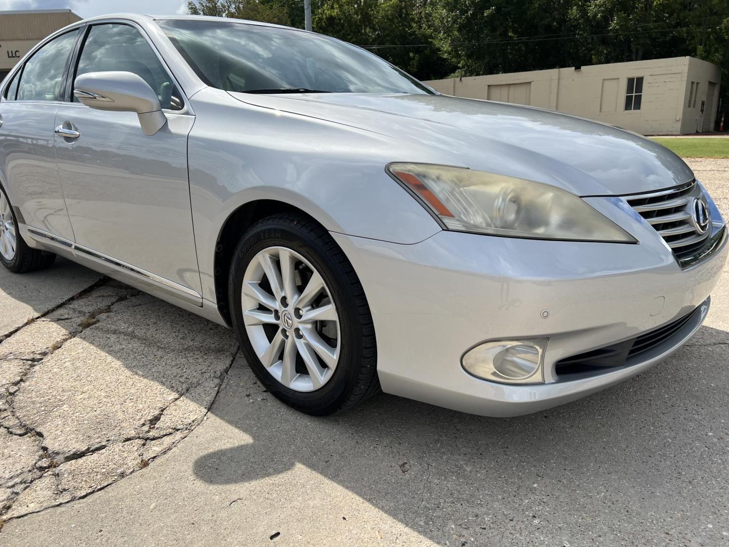 2011 Silver /Gray Lexus ES 350 (JTHBK1EG6B2) with an 3.5L V6 DOHC 24V engine, 6-Speed Automatic transmission, located at 4520 Airline Hwy, Baton Rouge, LA, 70805, (225) 357-1497, 30.509325, -91.145432 - 2011 Lexus ES 350 3.5 V6 Gas, 101K Miles, Sunroof, Heated & Cooled Leather, Cold A/C, All Power, Loaded, Good Tires. FOR INFO PLEASE CONTACT JEFF AT 225-413-0981 CHECK OUT OUR A+ RATING WITH THE BETTER BUSINESS BUREAU WE HAVE BEEN A FAMILY OWNED AND OPERATED BUSINESS AT THE SAME LOCATION FOR OVER 4 - Photo#3