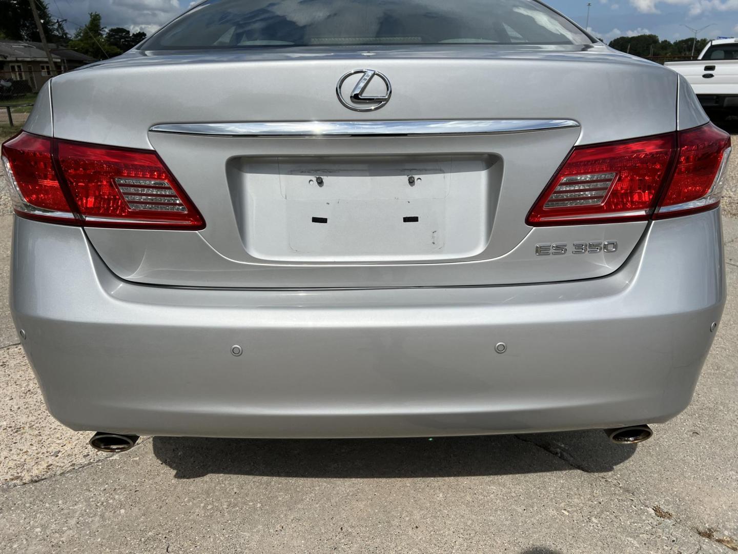2011 Silver /Gray Lexus ES 350 (JTHBK1EG6B2) with an 3.5L V6 DOHC 24V engine, 6-Speed Automatic transmission, located at 4520 Airline Hwy, Baton Rouge, LA, 70805, (225) 357-1497, 30.509325, -91.145432 - 2011 Lexus ES 350 3.5 V6 Gas, 101K Miles, Sunroof, Heated & Cooled Leather, Cold A/C, All Power, Loaded, Good Tires. FOR INFO PLEASE CONTACT JEFF AT 225-413-0981 CHECK OUT OUR A+ RATING WITH THE BETTER BUSINESS BUREAU WE HAVE BEEN A FAMILY OWNED AND OPERATED BUSINESS AT THE SAME LOCATION FOR OVER 4 - Photo#6