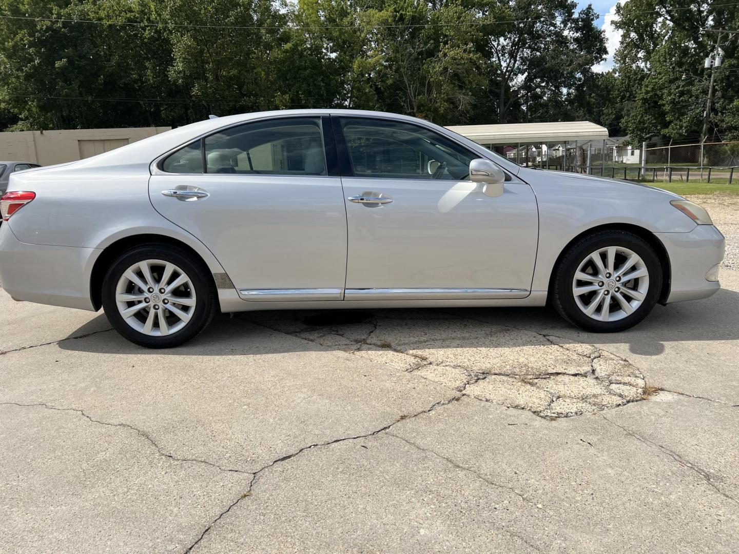 2011 Silver /Gray Lexus ES 350 (JTHBK1EG6B2) with an 3.5L V6 DOHC 24V engine, 6-Speed Automatic transmission, located at 4520 Airline Hwy, Baton Rouge, LA, 70805, (225) 357-1497, 30.509325, -91.145432 - 2011 Lexus ES 350 3.5 V6 Gas, 101K Miles, Sunroof, Heated & Cooled Leather, Cold A/C, All Power, Loaded, Good Tires. FOR INFO PLEASE CONTACT JEFF AT 225-413-0981 CHECK OUT OUR A+ RATING WITH THE BETTER BUSINESS BUREAU WE HAVE BEEN A FAMILY OWNED AND OPERATED BUSINESS AT THE SAME LOCATION FOR OVER 4 - Photo#4