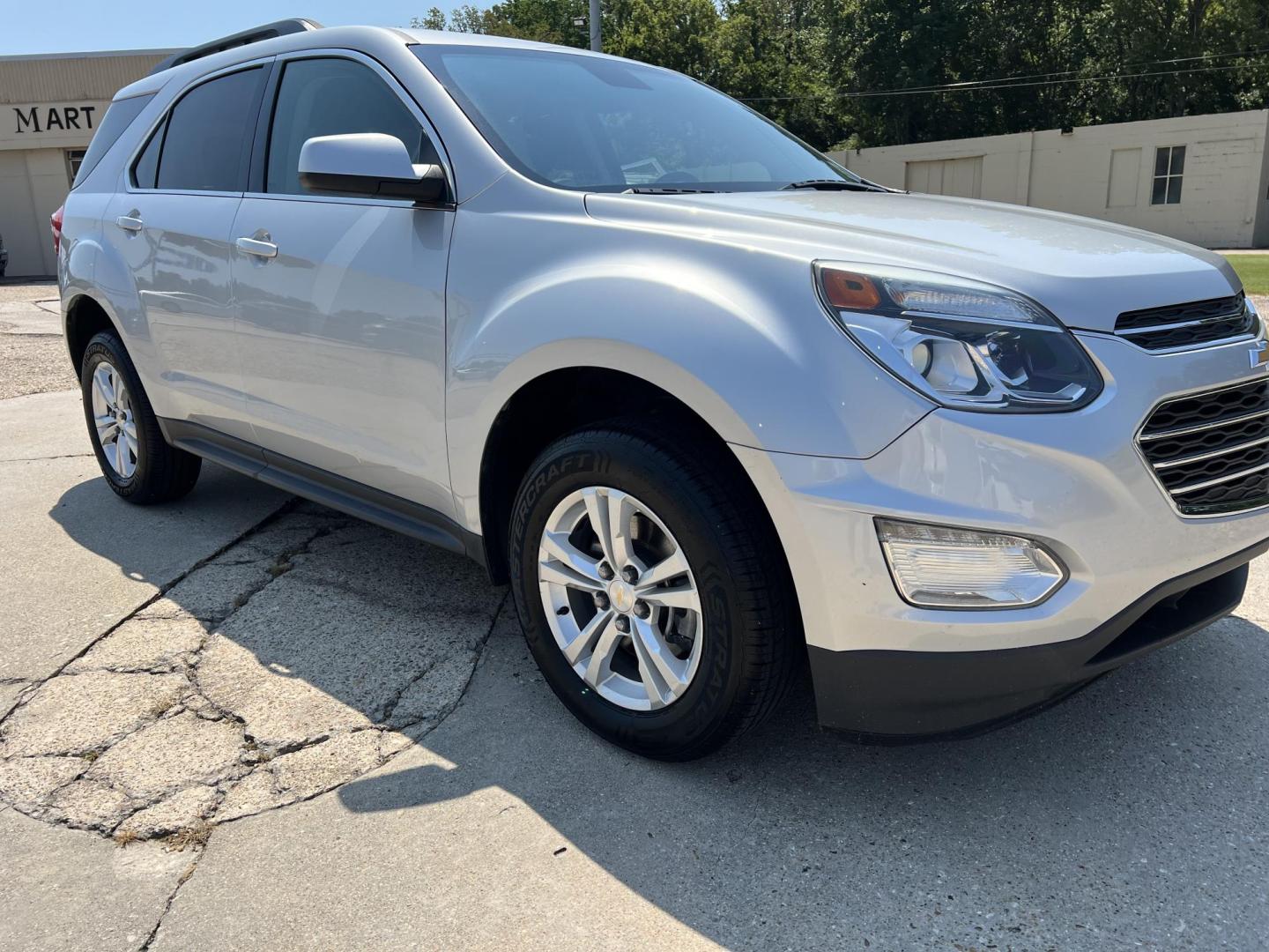 2016 Silver /Black Chevrolet Equinox LT (2GNALCEK7G6) with an 2.4L L4 DOHC 16V FFV engine, 6-Speed Automatic transmission, located at 4520 Airline Hwy, Baton Rouge, LA, 70805, (225) 357-1497, 30.509325, -91.145432 - 2016 Chevrolet Equinox LT 2.4L 4 Cylinder Gas, **ONLY 72K Miles** Cold A/C, Power Windows, Locks & Mirrors, Backup Camera And More. FOR INFO PLEASE CONTACT JEFF AT 225-413-0981 CHECK OUT OUR A+ RATING WITH THE BETTER BUSINESS BUREAU WE HAVE BEEN A FAMILY OWNED AND OPERATED BUSINESS AT THE SAME LOCAT - Photo#3