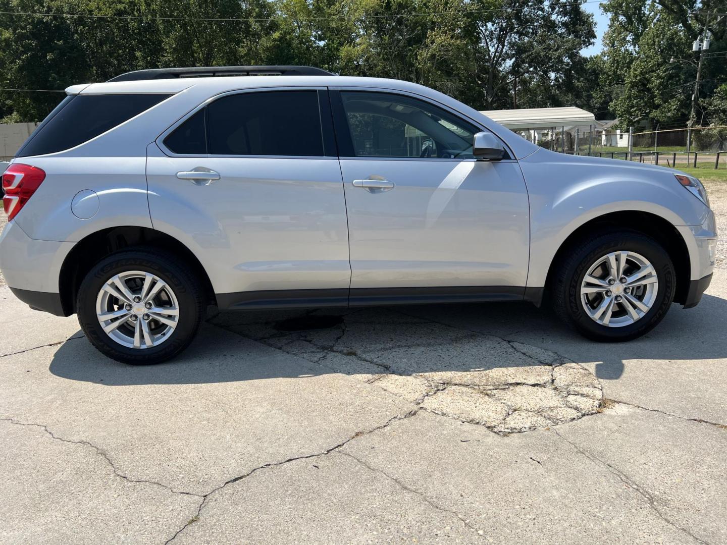 2016 Silver /Black Chevrolet Equinox LT (2GNALCEK7G6) with an 2.4L L4 DOHC 16V FFV engine, 6-Speed Automatic transmission, located at 4520 Airline Hwy, Baton Rouge, LA, 70805, (225) 357-1497, 30.509325, -91.145432 - 2016 Chevrolet Equinox LT 2.4L 4 Cylinder Gas, **ONLY 72K Miles** Cold A/C, Power Windows, Locks & Mirrors, Backup Camera And More. FOR INFO PLEASE CONTACT JEFF AT 225-413-0981 CHECK OUT OUR A+ RATING WITH THE BETTER BUSINESS BUREAU WE HAVE BEEN A FAMILY OWNED AND OPERATED BUSINESS AT THE SAME LOCAT - Photo#4