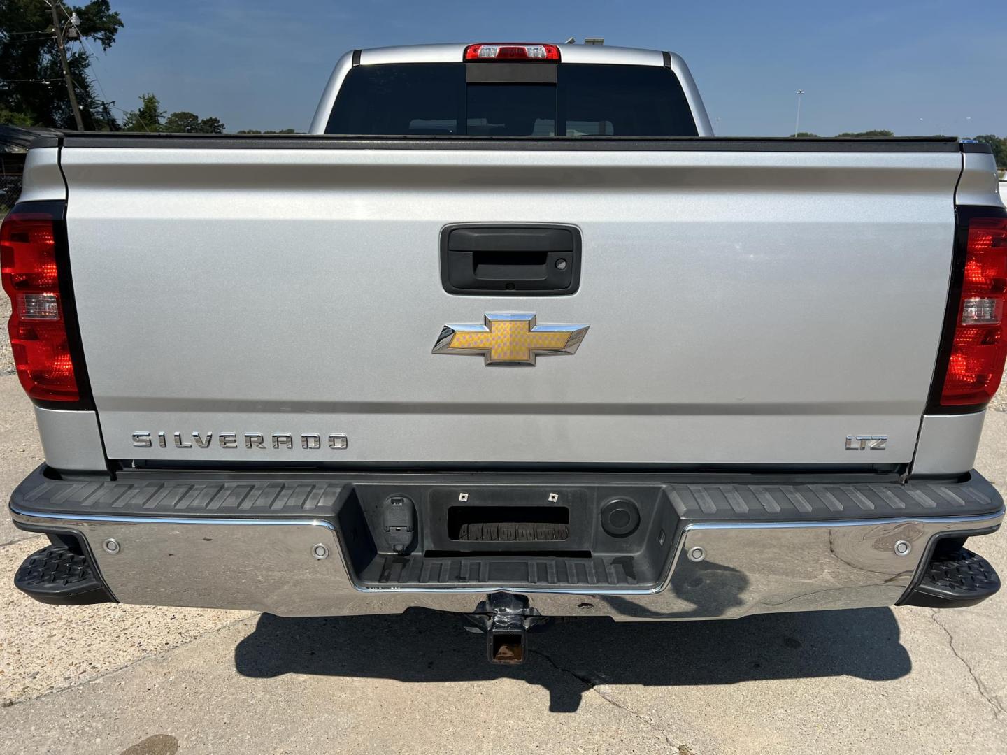 2015 Silver /Black Chevrolet Silverado 1500 LTZ (3GCPCSECXFG) with an 5.3L V8 OHV 16V engine, 6-Speed Automatic transmission, located at 4520 Airline Hwy, Baton Rouge, LA, 70805, (225) 357-1497, 30.509325, -91.145432 - 2015 Chevrolet Silverado 1500 Crew Cab LTZ 5.3 V8 Gas, 170K Miles, Heated & Cooled Leather, Sunroof, Cold A/C, All Power, Backup Camera, Spray In Liner, Bed Cover, Tow Package. FOR INFO PLEASE CONTACT JEFF AT 225-413-0981 CHECK OUT OUR A+ RATING WITH THE BETTER BUSINESS BUREAU WE HAVE BEEN A FAMIL - Photo#6