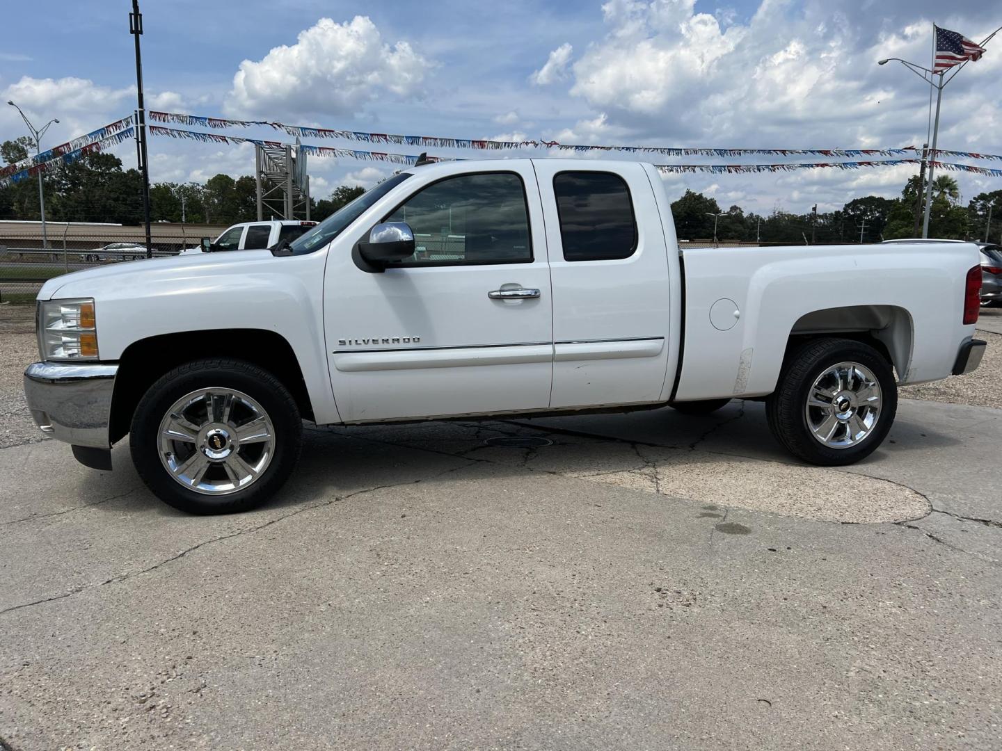 2013 White /Black Chevrolet Silverado 1500 LT (1GCRCSE05DZ) with an 5.3L V8 OHV 16V FFV engine, 6-Speed Automatic transmission, located at 4520 Airline Hwy, Baton Rouge, LA, 70805, (225) 357-1497, 30.509325, -91.145432 - 2013 Chevrolet Silverado 1500 Ext Cab LT ***ONE OWNER & NO ACCIDENTS*** 5.3 V8 Gas, 195K Miles, Cold A/C, Power Windows, Locks & Mirrors, Good Tires, Tow Package. FOR INFO PLEASE CONTACT JEFF AT 225-413-0981 CHECK OUT OUR A+ RATING WITH THE BETTER BUSINESS BUREAU WE HAVE BEEN A FAMILY OWNED AND OPER - Photo#1