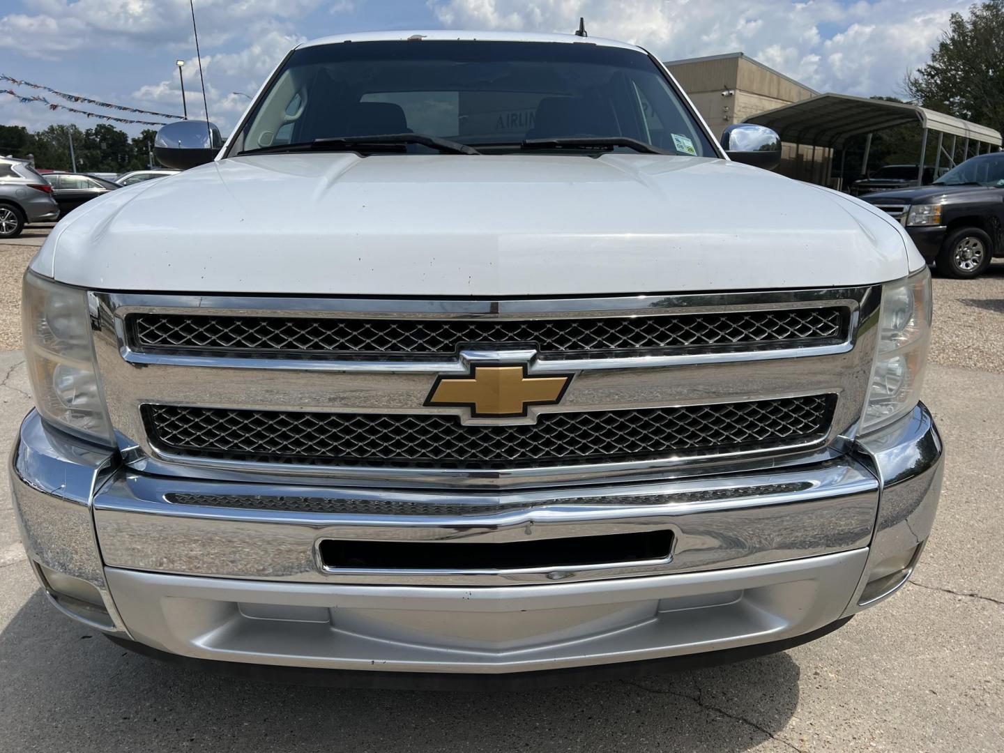 2013 White /Black Chevrolet Silverado 1500 LT (1GCRCSE05DZ) with an 5.3L V8 OHV 16V FFV engine, 6-Speed Automatic transmission, located at 4520 Airline Hwy, Baton Rouge, LA, 70805, (225) 357-1497, 30.509325, -91.145432 - 2013 Chevrolet Silverado 1500 Ext Cab LT ***ONE OWNER & NO ACCIDENTS*** 5.3 V8 Gas, 195K Miles, Cold A/C, Power Windows, Locks & Mirrors, Good Tires, Tow Package. FOR INFO PLEASE CONTACT JEFF AT 225-413-0981 CHECK OUT OUR A+ RATING WITH THE BETTER BUSINESS BUREAU WE HAVE BEEN A FAMILY OWNED AND OPER - Photo#2