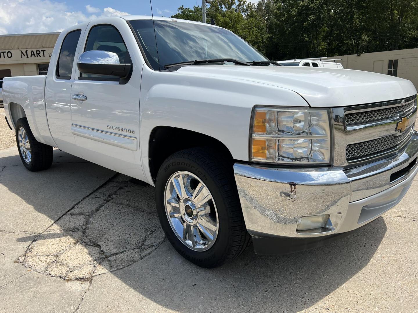 2013 White /Black Chevrolet Silverado 1500 LT (1GCRCSE05DZ) with an 5.3L V8 OHV 16V FFV engine, 6-Speed Automatic transmission, located at 4520 Airline Hwy, Baton Rouge, LA, 70805, (225) 357-1497, 30.509325, -91.145432 - 2013 Chevrolet Silverado 1500 Ext Cab LT ***ONE OWNER & NO ACCIDENTS*** 5.3 V8 Gas, 195K Miles, Cold A/C, Power Windows, Locks & Mirrors, Good Tires, Tow Package. FOR INFO PLEASE CONTACT JEFF AT 225-413-0981 CHECK OUT OUR A+ RATING WITH THE BETTER BUSINESS BUREAU WE HAVE BEEN A FAMILY OWNED AND OPER - Photo#3