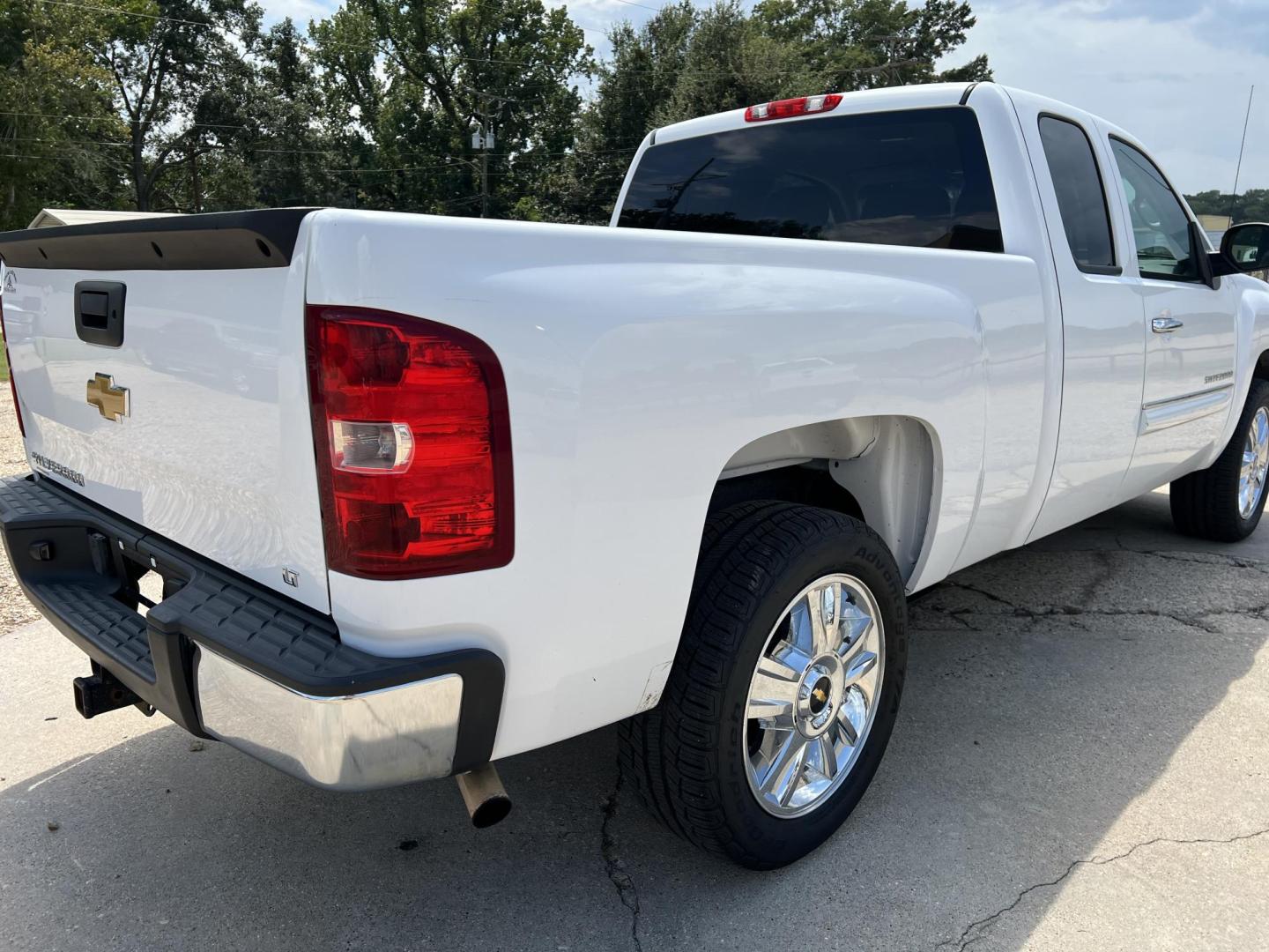 2013 White /Black Chevrolet Silverado 1500 LT (1GCRCSE05DZ) with an 5.3L V8 OHV 16V FFV engine, 6-Speed Automatic transmission, located at 4520 Airline Hwy, Baton Rouge, LA, 70805, (225) 357-1497, 30.509325, -91.145432 - 2013 Chevrolet Silverado 1500 Ext Cab LT ***ONE OWNER & NO ACCIDENTS*** 5.3 V8 Gas, 195K Miles, Cold A/C, Power Windows, Locks & Mirrors, Good Tires, Tow Package. FOR INFO PLEASE CONTACT JEFF AT 225-413-0981 CHECK OUT OUR A+ RATING WITH THE BETTER BUSINESS BUREAU WE HAVE BEEN A FAMILY OWNED AND OPER - Photo#5
