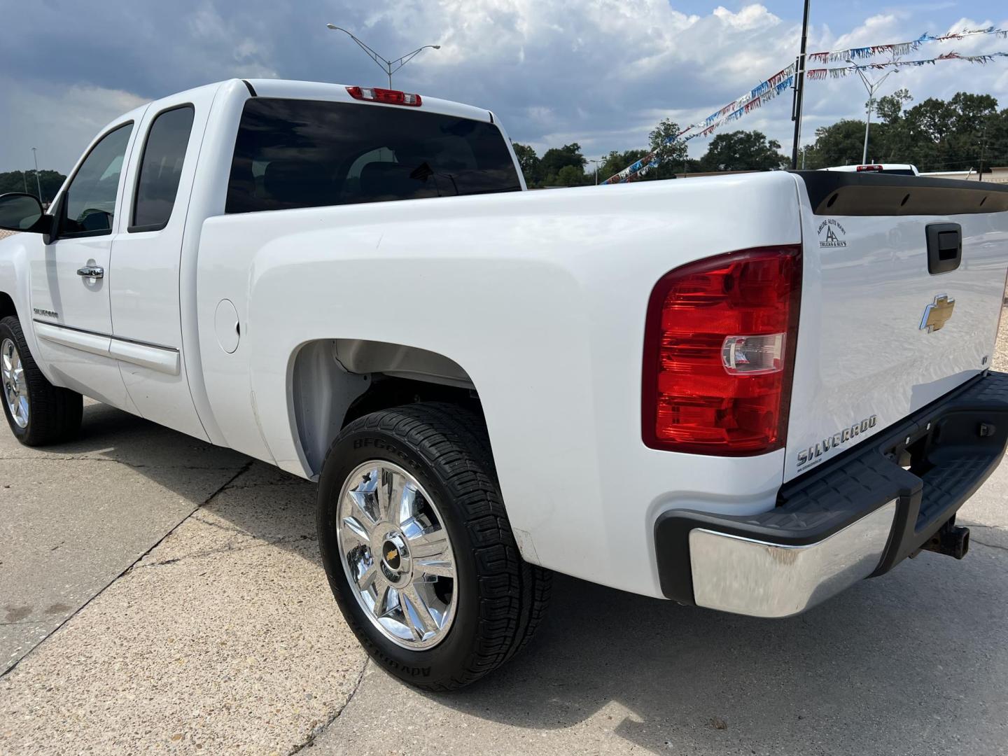 2013 White /Black Chevrolet Silverado 1500 LT (1GCRCSE05DZ) with an 5.3L V8 OHV 16V FFV engine, 6-Speed Automatic transmission, located at 4520 Airline Hwy, Baton Rouge, LA, 70805, (225) 357-1497, 30.509325, -91.145432 - 2013 Chevrolet Silverado 1500 Ext Cab LT ***ONE OWNER & NO ACCIDENTS*** 5.3 V8 Gas, 195K Miles, Cold A/C, Power Windows, Locks & Mirrors, Good Tires, Tow Package. FOR INFO PLEASE CONTACT JEFF AT 225-413-0981 CHECK OUT OUR A+ RATING WITH THE BETTER BUSINESS BUREAU WE HAVE BEEN A FAMILY OWNED AND OPER - Photo#7