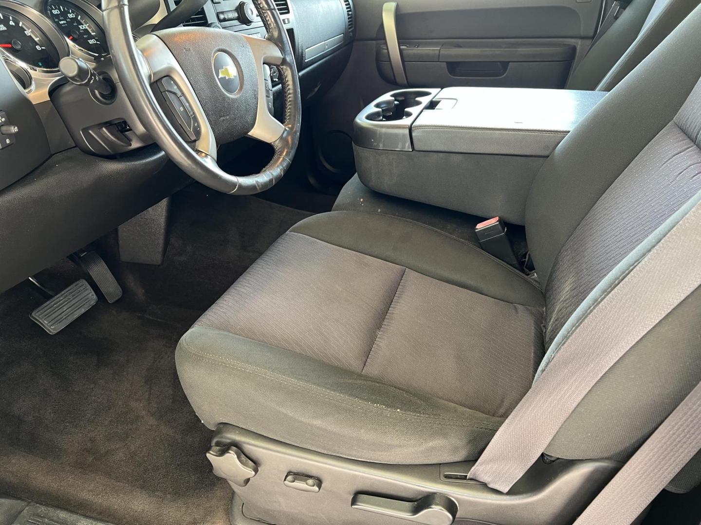 2013 White /Black Chevrolet Silverado 1500 LT (1GCRCSE05DZ) with an 5.3L V8 OHV 16V FFV engine, 6-Speed Automatic transmission, located at 4520 Airline Hwy, Baton Rouge, LA, 70805, (225) 357-1497, 30.509325, -91.145432 - 2013 Chevrolet Silverado 1500 Ext Cab LT ***ONE OWNER & NO ACCIDENTS*** 5.3 V8 Gas, 195K Miles, Cold A/C, Power Windows, Locks & Mirrors, Good Tires, Tow Package. FOR INFO PLEASE CONTACT JEFF AT 225-413-0981 CHECK OUT OUR A+ RATING WITH THE BETTER BUSINESS BUREAU WE HAVE BEEN A FAMILY OWNED AND OPER - Photo#8