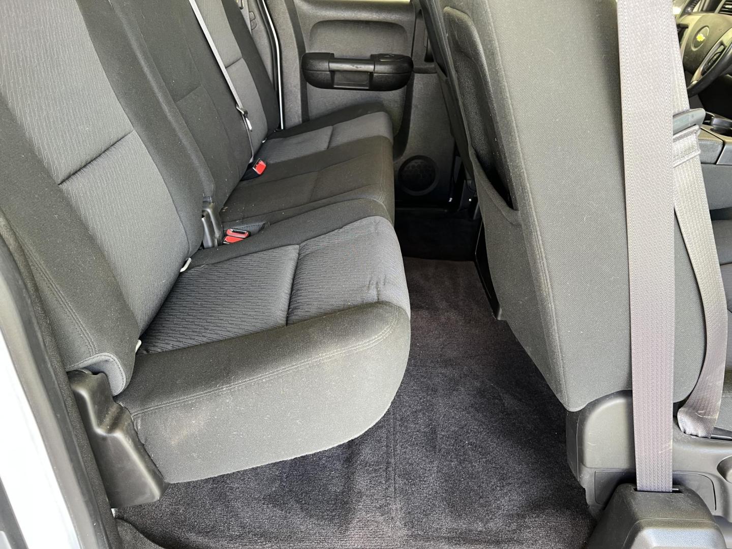 2013 White /Black Chevrolet Silverado 1500 LT (1GCRCSE05DZ) with an 5.3L V8 OHV 16V FFV engine, 6-Speed Automatic transmission, located at 4520 Airline Hwy, Baton Rouge, LA, 70805, (225) 357-1497, 30.509325, -91.145432 - 2013 Chevrolet Silverado 1500 Ext Cab LT ***ONE OWNER & NO ACCIDENTS*** 5.3 V8 Gas, 195K Miles, Cold A/C, Power Windows, Locks & Mirrors, Good Tires, Tow Package. FOR INFO PLEASE CONTACT JEFF AT 225-413-0981 CHECK OUT OUR A+ RATING WITH THE BETTER BUSINESS BUREAU WE HAVE BEEN A FAMILY OWNED AND OPER - Photo#10