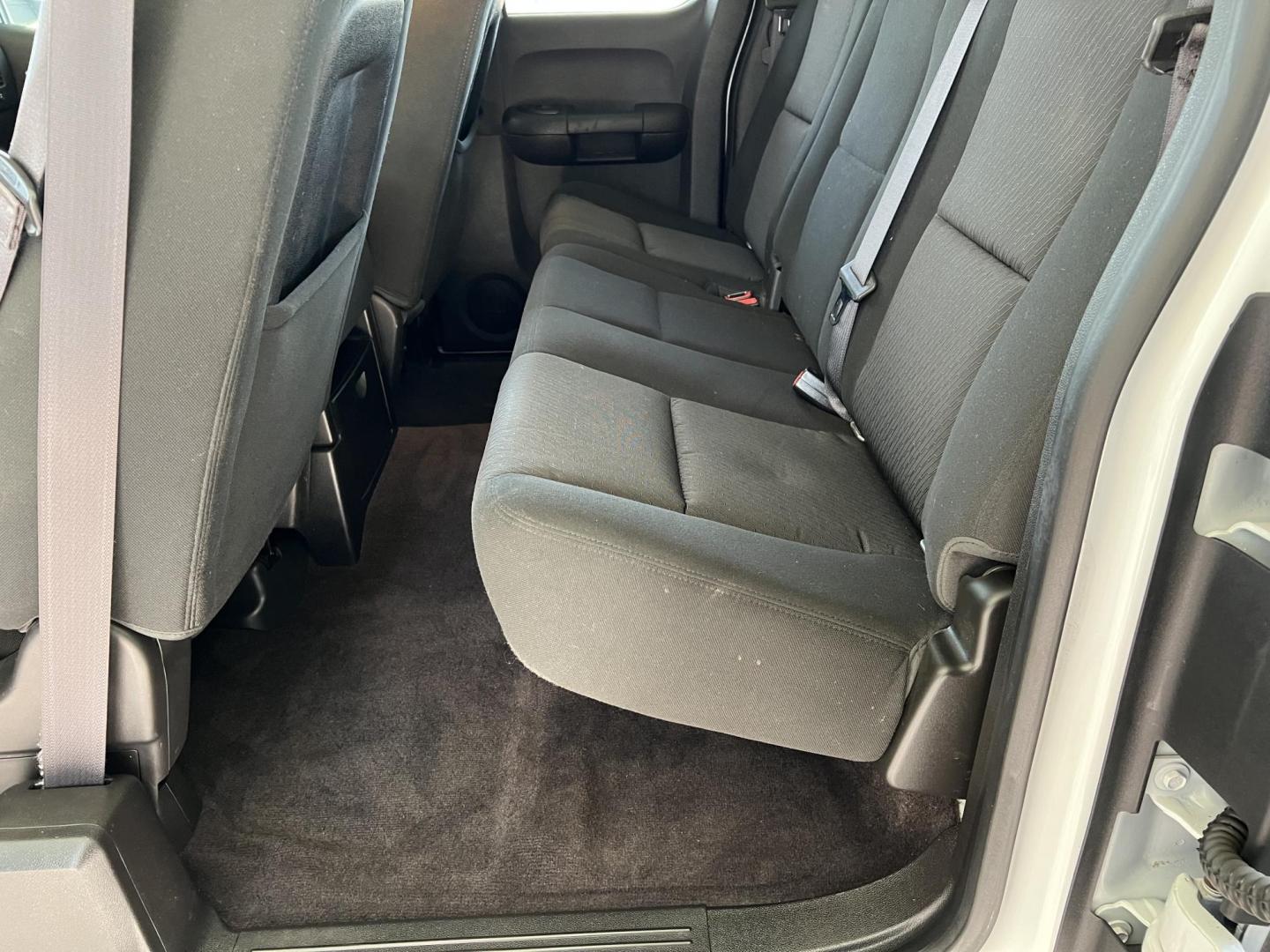 2013 White /Black Chevrolet Silverado 1500 LT (1GCRCSE05DZ) with an 5.3L V8 OHV 16V FFV engine, 6-Speed Automatic transmission, located at 4520 Airline Hwy, Baton Rouge, LA, 70805, (225) 357-1497, 30.509325, -91.145432 - 2013 Chevrolet Silverado 1500 Ext Cab LT ***ONE OWNER & NO ACCIDENTS*** 5.3 V8 Gas, 195K Miles, Cold A/C, Power Windows, Locks & Mirrors, Good Tires, Tow Package. FOR INFO PLEASE CONTACT JEFF AT 225-413-0981 CHECK OUT OUR A+ RATING WITH THE BETTER BUSINESS BUREAU WE HAVE BEEN A FAMILY OWNED AND OPER - Photo#11
