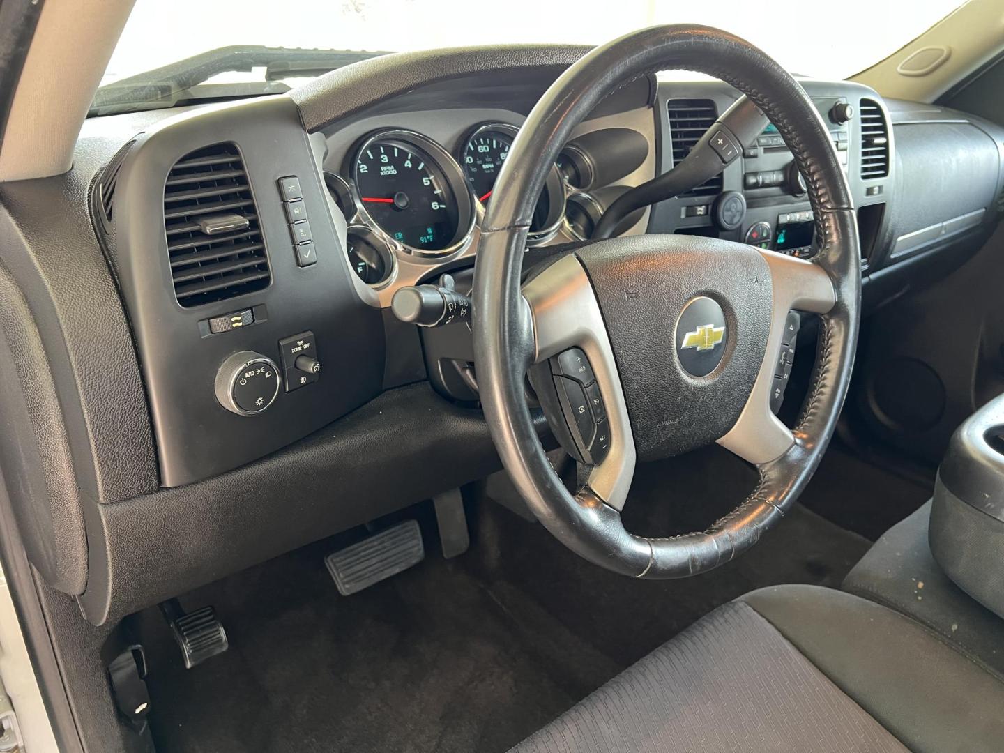 2013 White /Black Chevrolet Silverado 1500 LT (1GCRCSE05DZ) with an 5.3L V8 OHV 16V FFV engine, 6-Speed Automatic transmission, located at 4520 Airline Hwy, Baton Rouge, LA, 70805, (225) 357-1497, 30.509325, -91.145432 - 2013 Chevrolet Silverado 1500 Ext Cab LT ***ONE OWNER & NO ACCIDENTS*** 5.3 V8 Gas, 195K Miles, Cold A/C, Power Windows, Locks & Mirrors, Good Tires, Tow Package. FOR INFO PLEASE CONTACT JEFF AT 225-413-0981 CHECK OUT OUR A+ RATING WITH THE BETTER BUSINESS BUREAU WE HAVE BEEN A FAMILY OWNED AND OPER - Photo#12