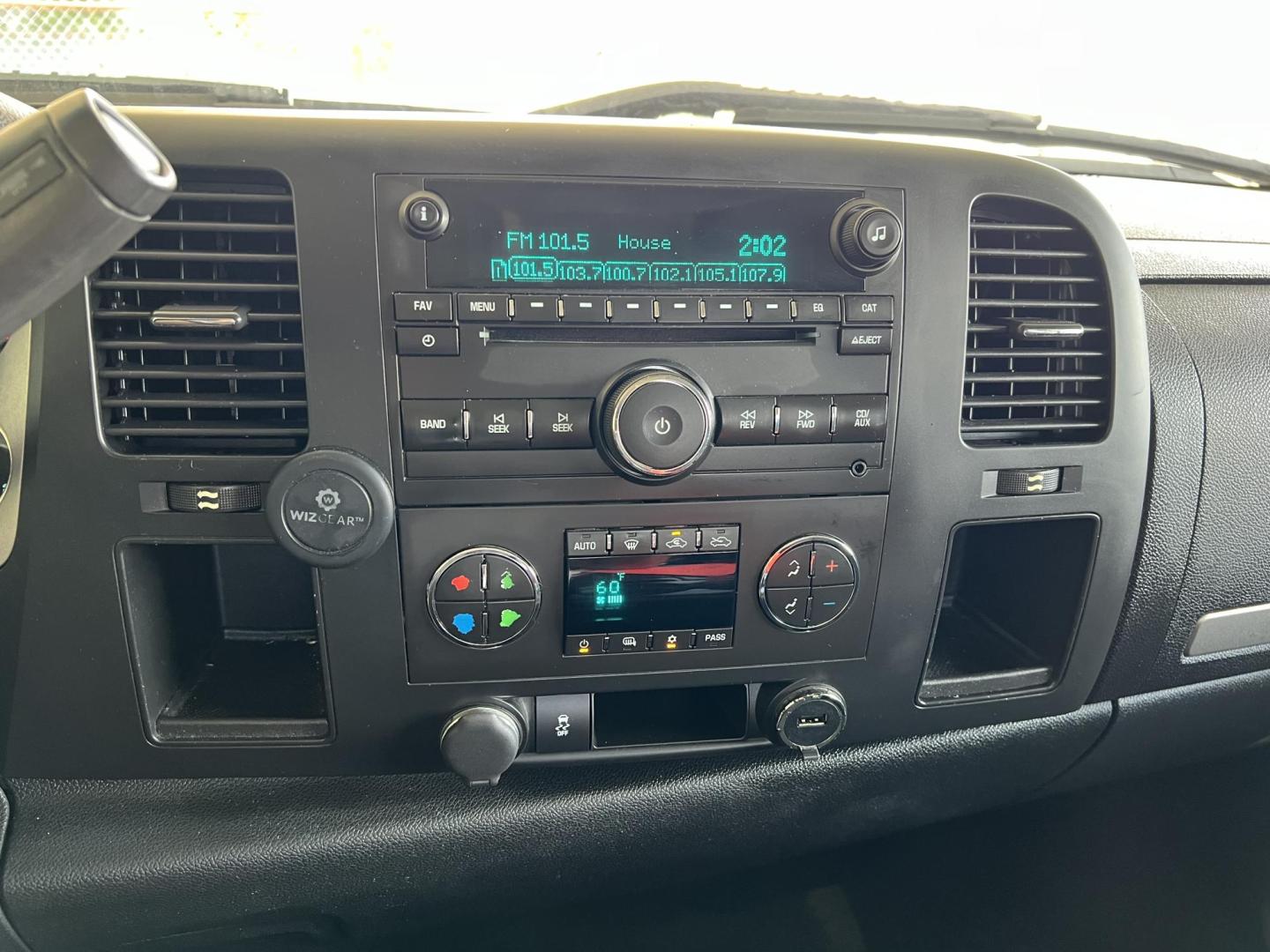 2013 White /Black Chevrolet Silverado 1500 LT (1GCRCSE05DZ) with an 5.3L V8 OHV 16V FFV engine, 6-Speed Automatic transmission, located at 4520 Airline Hwy, Baton Rouge, LA, 70805, (225) 357-1497, 30.509325, -91.145432 - 2013 Chevrolet Silverado 1500 Ext Cab LT ***ONE OWNER & NO ACCIDENTS*** 5.3 V8 Gas, 195K Miles, Cold A/C, Power Windows, Locks & Mirrors, Good Tires, Tow Package. FOR INFO PLEASE CONTACT JEFF AT 225-413-0981 CHECK OUT OUR A+ RATING WITH THE BETTER BUSINESS BUREAU WE HAVE BEEN A FAMILY OWNED AND OPER - Photo#14