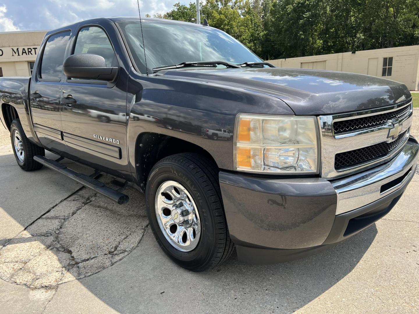 2010 Dark Gray /Black Chevrolet Silverado 1500 LS (3GCRCREA6AG) with an 4.8L V8 OHV 16V engine, 4-Speed Automatic transmission, located at 4520 Airline Hwy, Baton Rouge, LA, 70805, (225) 357-1497, 30.509325, -91.145432 - 2010 Chevrolet Silverado 1500 Crew Cab LS ***ONE OWNER & NO ACCIDENTS*** 4.8 V8 Gas, 123K Miles, Cold A/C, Power Windows, Locks & Mirrors, New Tires, Tow Package. FOR INFO PLEASE CONTACT JEFF AT 225-413-0981 CHECK OUT OUR A+ RATING WITH THE BETTER BUSINESS BUREAU WE HAVE BEEN A FAMILY OWNED AND OPER - Photo#4