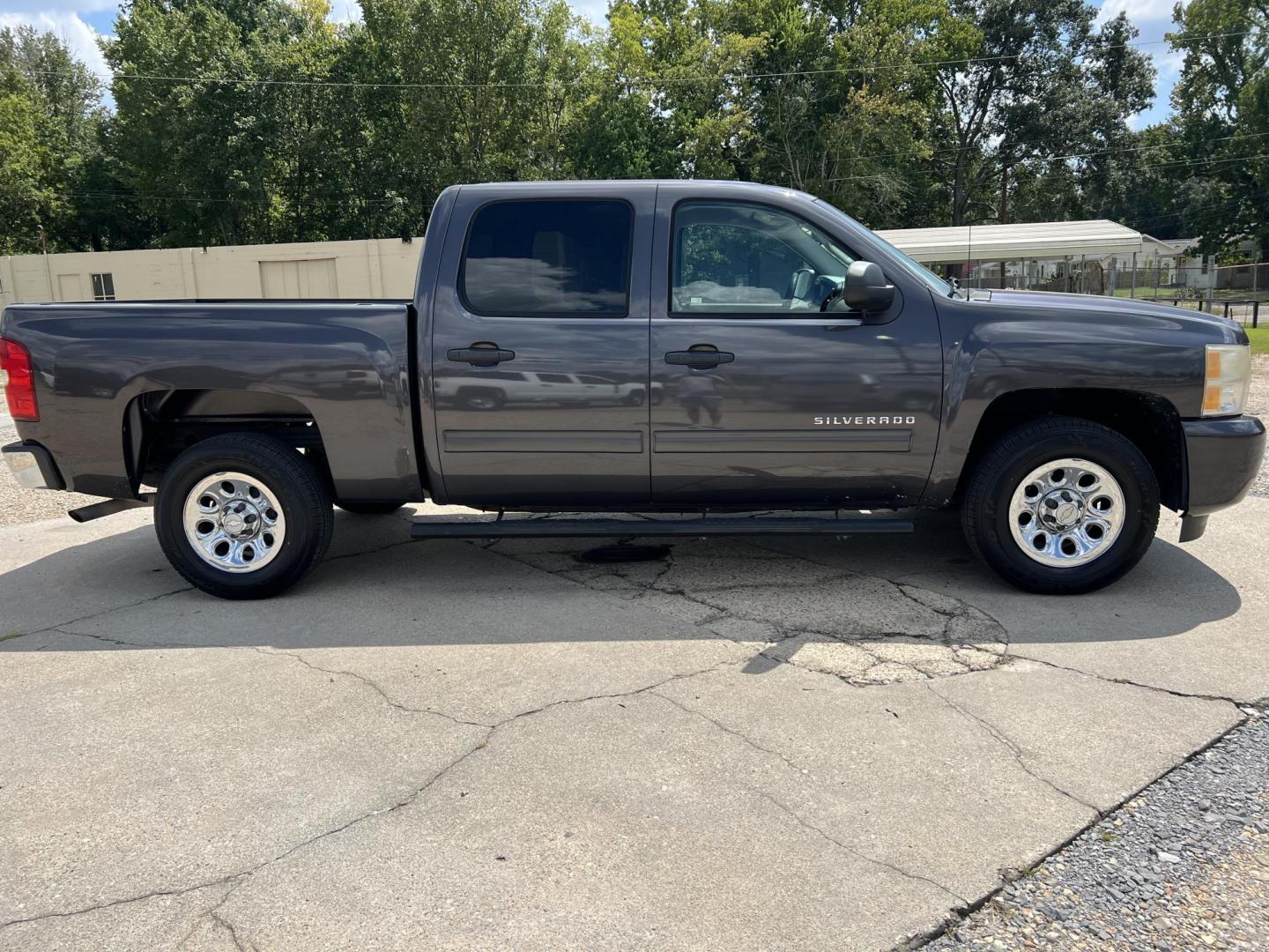2010 Dark Gray /Black Chevrolet Silverado 1500 LS (3GCRCREA6AG) with an 4.8L V8 OHV 16V engine, 4-Speed Automatic transmission, located at 4520 Airline Hwy, Baton Rouge, LA, 70805, (225) 357-1497, 30.509325, -91.145432 - 2010 Chevrolet Silverado 1500 Crew Cab LS ***ONE OWNER & NO ACCIDENTS*** 4.8 V8 Gas, 123K Miles, Cold A/C, Power Windows, Locks & Mirrors, New Tires, Tow Package. FOR INFO PLEASE CONTACT JEFF AT 225-413-0981 CHECK OUT OUR A+ RATING WITH THE BETTER BUSINESS BUREAU WE HAVE BEEN A FAMILY OWNED AND OPER - Photo#5