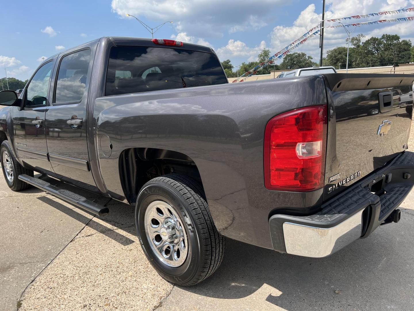 2010 Dark Gray /Black Chevrolet Silverado 1500 LS (3GCRCREA6AG) with an 4.8L V8 OHV 16V engine, 4-Speed Automatic transmission, located at 4520 Airline Hwy, Baton Rouge, LA, 70805, (225) 357-1497, 30.509325, -91.145432 - 2010 Chevrolet Silverado 1500 Crew Cab LS ***ONE OWNER & NO ACCIDENTS*** 4.8 V8 Gas, 123K Miles, Cold A/C, Power Windows, Locks & Mirrors, New Tires, Tow Package. FOR INFO PLEASE CONTACT JEFF AT 225-413-0981 CHECK OUT OUR A+ RATING WITH THE BETTER BUSINESS BUREAU WE HAVE BEEN A FAMILY OWNED AND OPER - Photo#8