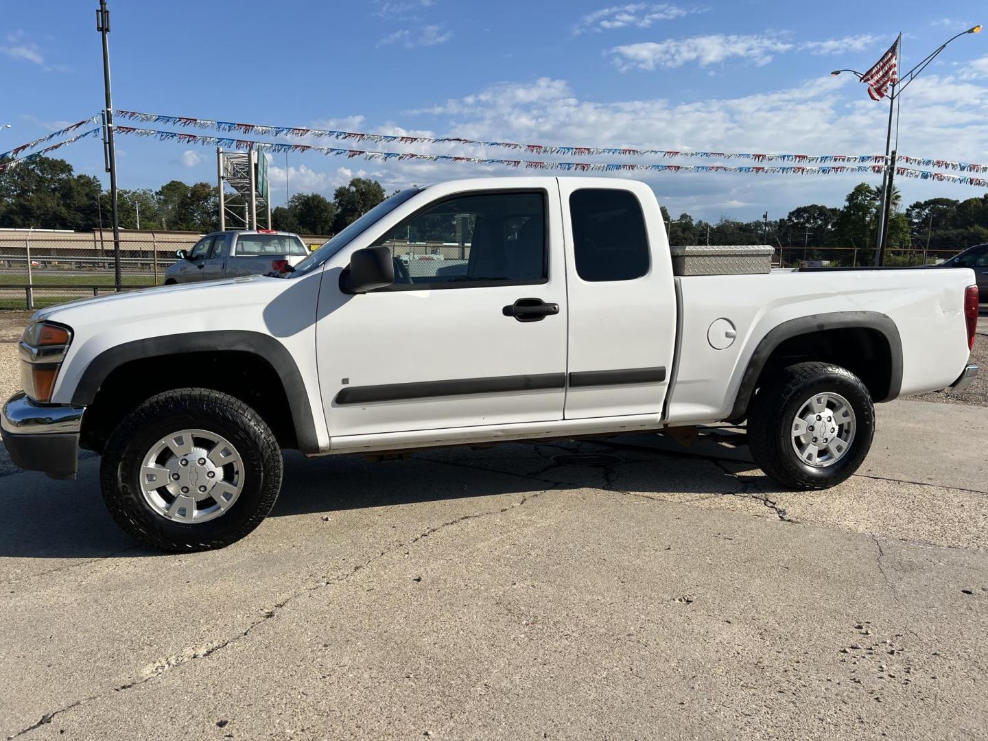 2008 White /Gray Chevrolet Colorado LT1 (1GCDT39E088) with an 3.7L L5 DOHC 20V engine, Automatic transmission, located at 4520 Airline Hwy, Baton Rouge, LA, 70805, (225) 357-1497, 30.509325, -91.145432 - 2008 Chevrolet Colorado Ext Cab 4X4 3.7L Gas, 232K Miles, Cold A/C, Power Windows, Locks & Mirrors, Tow Package, Tool Box. At 220k A Jasper Transmission Was Installed. At That Time Other Front End Part Were Also Replaced. This Truck Does Have Minor Dings, Scrathes & Hail Damage On Hood And Top. FOR - Photo#1