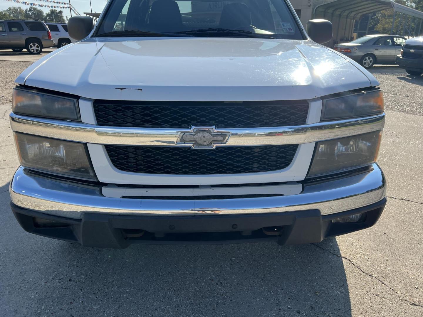 2008 White /Gray Chevrolet Colorado LT1 (1GCDT39E088) with an 3.7L L5 DOHC 20V engine, Automatic transmission, located at 4520 Airline Hwy, Baton Rouge, LA, 70805, (225) 357-1497, 30.509325, -91.145432 - 2008 Chevrolet Colorado Ext Cab 4X4 3.7L Gas, 232K Miles, Cold A/C, Power Windows, Locks & Mirrors, Tow Package, Tool Box. At 220k A Jasper Transmission Was Installed. At That Time Other Front End Part Were Also Replaced. This Truck Does Have Minor Dings, Scrathes & Hail Damage On Hood And Top. FOR - Photo#2