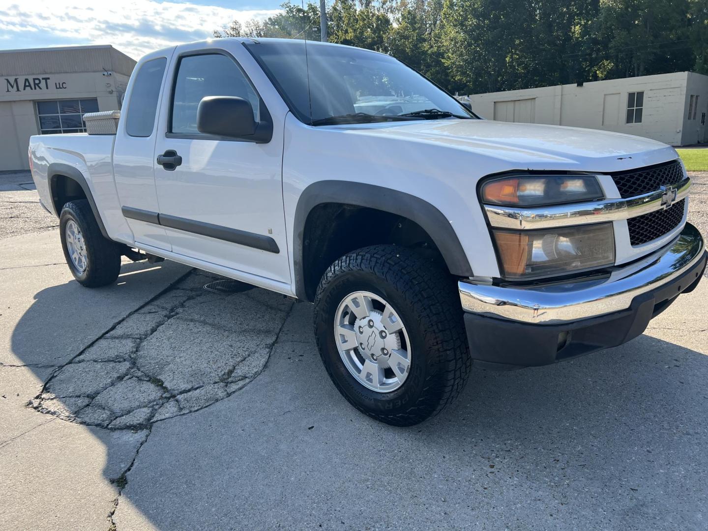 2008 White /Gray Chevrolet Colorado LT1 (1GCDT39E088) with an 3.7L L5 DOHC 20V engine, Automatic transmission, located at 4520 Airline Hwy, Baton Rouge, LA, 70805, (225) 357-1497, 30.509325, -91.145432 - 2008 Chevrolet Colorado Ext Cab 4X4 3.7L Gas, 232K Miles, Cold A/C, Power Windows, Locks & Mirrors, Tow Package, Tool Box. At 220k A Jasper Transmission Was Installed. At That Time Other Front End Part Were Also Replaced. This Truck Does Have Minor Dings, Scrathes & Hail Damage On Hood And Top. FOR - Photo#3