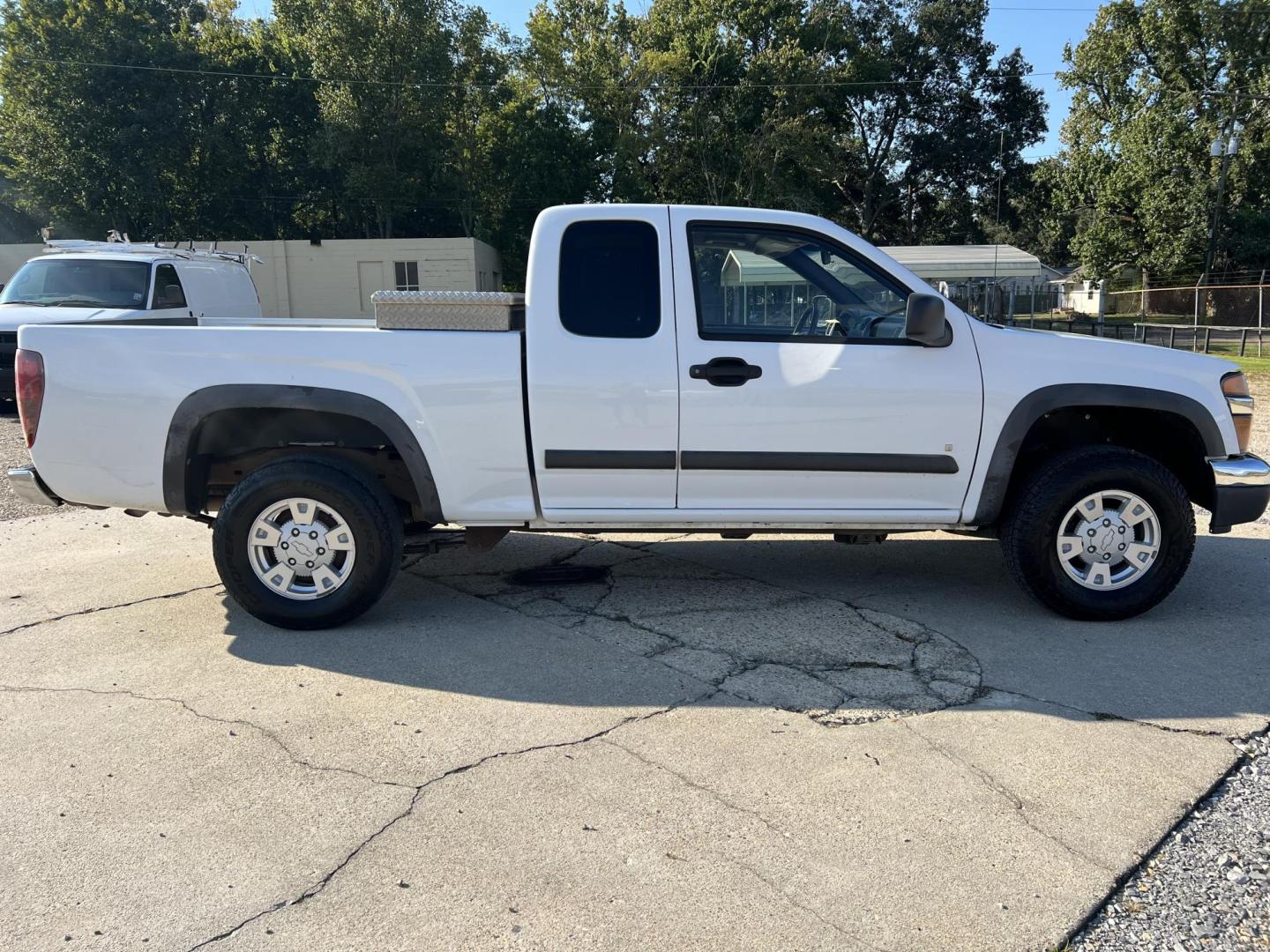 2008 White /Gray Chevrolet Colorado LT1 (1GCDT39E088) with an 3.7L L5 DOHC 20V engine, Automatic transmission, located at 4520 Airline Hwy, Baton Rouge, LA, 70805, (225) 357-1497, 30.509325, -91.145432 - 2008 Chevrolet Colorado Ext Cab 4X4 3.7L Gas, 232K Miles, Cold A/C, Power Windows, Locks & Mirrors, Tow Package, Tool Box. At 220k A Jasper Transmission Was Installed. At That Time Other Front End Part Were Also Replaced. This Truck Does Have Minor Dings, Scrathes & Hail Damage On Hood And Top. FOR - Photo#4