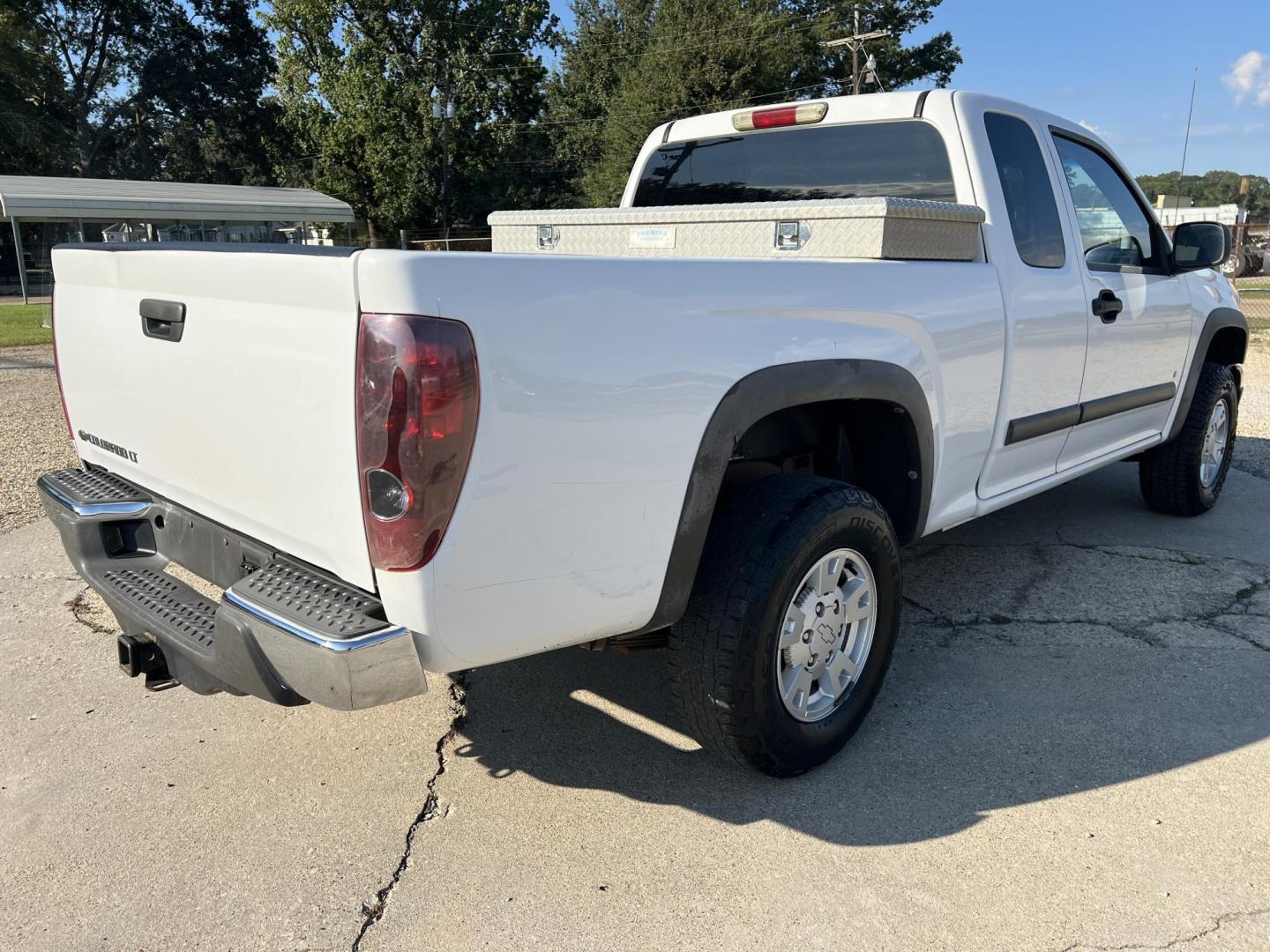 2008 White /Gray Chevrolet Colorado LT1 (1GCDT39E088) with an 3.7L L5 DOHC 20V engine, Automatic transmission, located at 4520 Airline Hwy, Baton Rouge, LA, 70805, (225) 357-1497, 30.509325, -91.145432 - 2008 Chevrolet Colorado Ext Cab 4X4 3.7L Gas, 232K Miles, Cold A/C, Power Windows, Locks & Mirrors, Tow Package, Tool Box. At 220k A Jasper Transmission Was Installed. At That Time Other Front End Part Were Also Replaced. This Truck Does Have Minor Dings, Scrathes & Hail Damage On Hood And Top. FOR - Photo#5