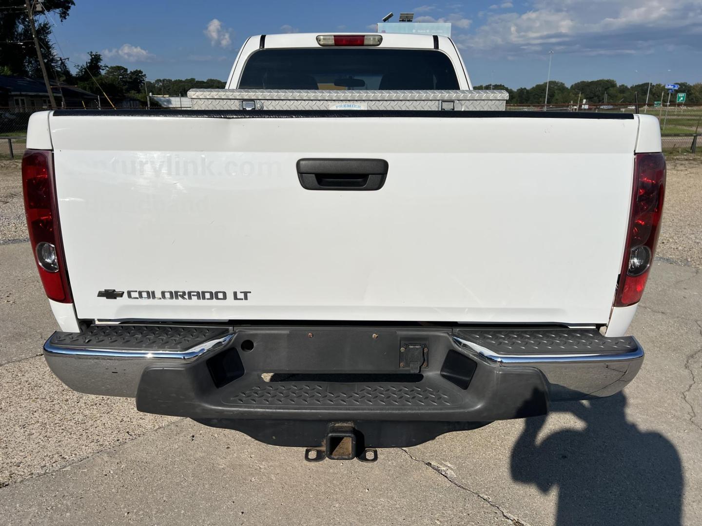 2008 White /Gray Chevrolet Colorado LT1 (1GCDT39E088) with an 3.7L L5 DOHC 20V engine, Automatic transmission, located at 4520 Airline Hwy, Baton Rouge, LA, 70805, (225) 357-1497, 30.509325, -91.145432 - 2008 Chevrolet Colorado Ext Cab 4X4 3.7L Gas, 232K Miles, Cold A/C, Power Windows, Locks & Mirrors, Tow Package, Tool Box. At 220k A Jasper Transmission Was Installed. At That Time Other Front End Part Were Also Replaced. This Truck Does Have Minor Dings, Scrathes & Hail Damage On Hood And Top. FOR - Photo#6