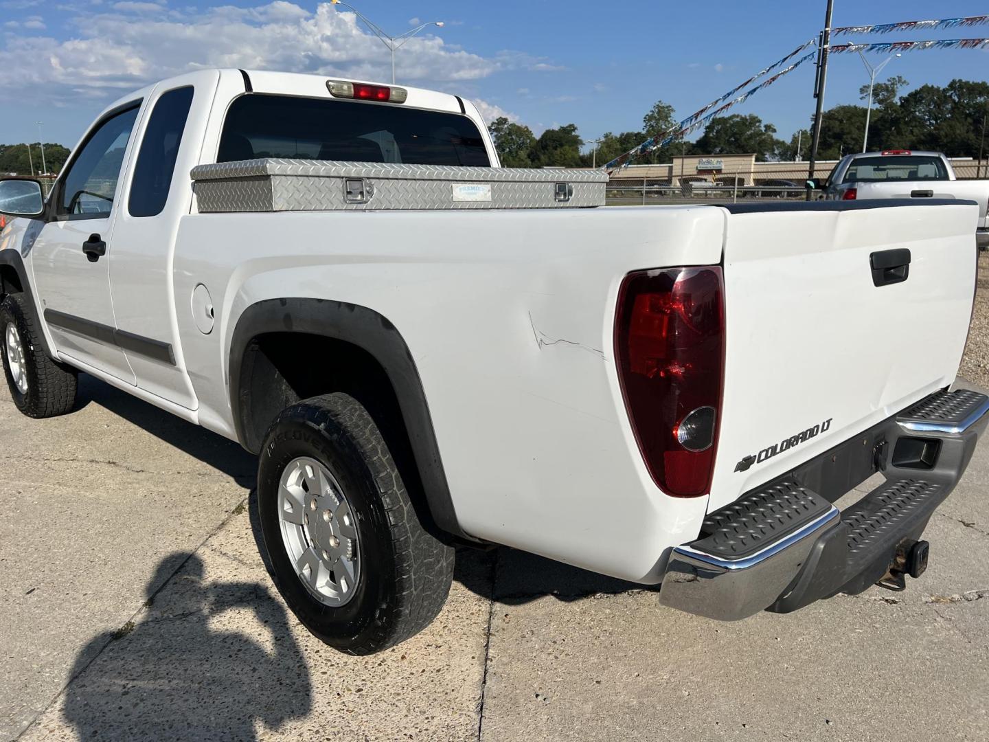 2008 White /Gray Chevrolet Colorado LT1 (1GCDT39E088) with an 3.7L L5 DOHC 20V engine, Automatic transmission, located at 4520 Airline Hwy, Baton Rouge, LA, 70805, (225) 357-1497, 30.509325, -91.145432 - 2008 Chevrolet Colorado Ext Cab 4X4 3.7L Gas, 232K Miles, Cold A/C, Power Windows, Locks & Mirrors, Tow Package, Tool Box. At 220k A Jasper Transmission Was Installed. At That Time Other Front End Part Were Also Replaced. This Truck Does Have Minor Dings, Scrathes & Hail Damage On Hood And Top. FOR - Photo#7
