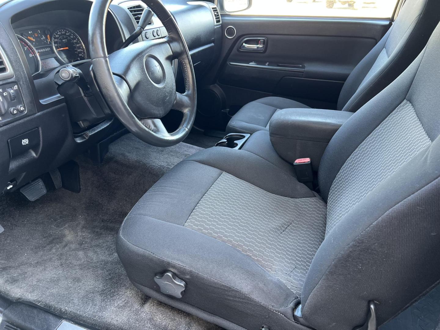 2008 White /Gray Chevrolet Colorado LT1 (1GCDT39E088) with an 3.7L L5 DOHC 20V engine, Automatic transmission, located at 4520 Airline Hwy, Baton Rouge, LA, 70805, (225) 357-1497, 30.509325, -91.145432 - 2008 Chevrolet Colorado Ext Cab 4X4 3.7L Gas, 232K Miles, Cold A/C, Power Windows, Locks & Mirrors, Tow Package, Tool Box. At 220k A Jasper Transmission Was Installed. At That Time Other Front End Part Were Also Replaced. This Truck Does Have Minor Dings, Scrathes & Hail Damage On Hood And Top. FOR - Photo#9