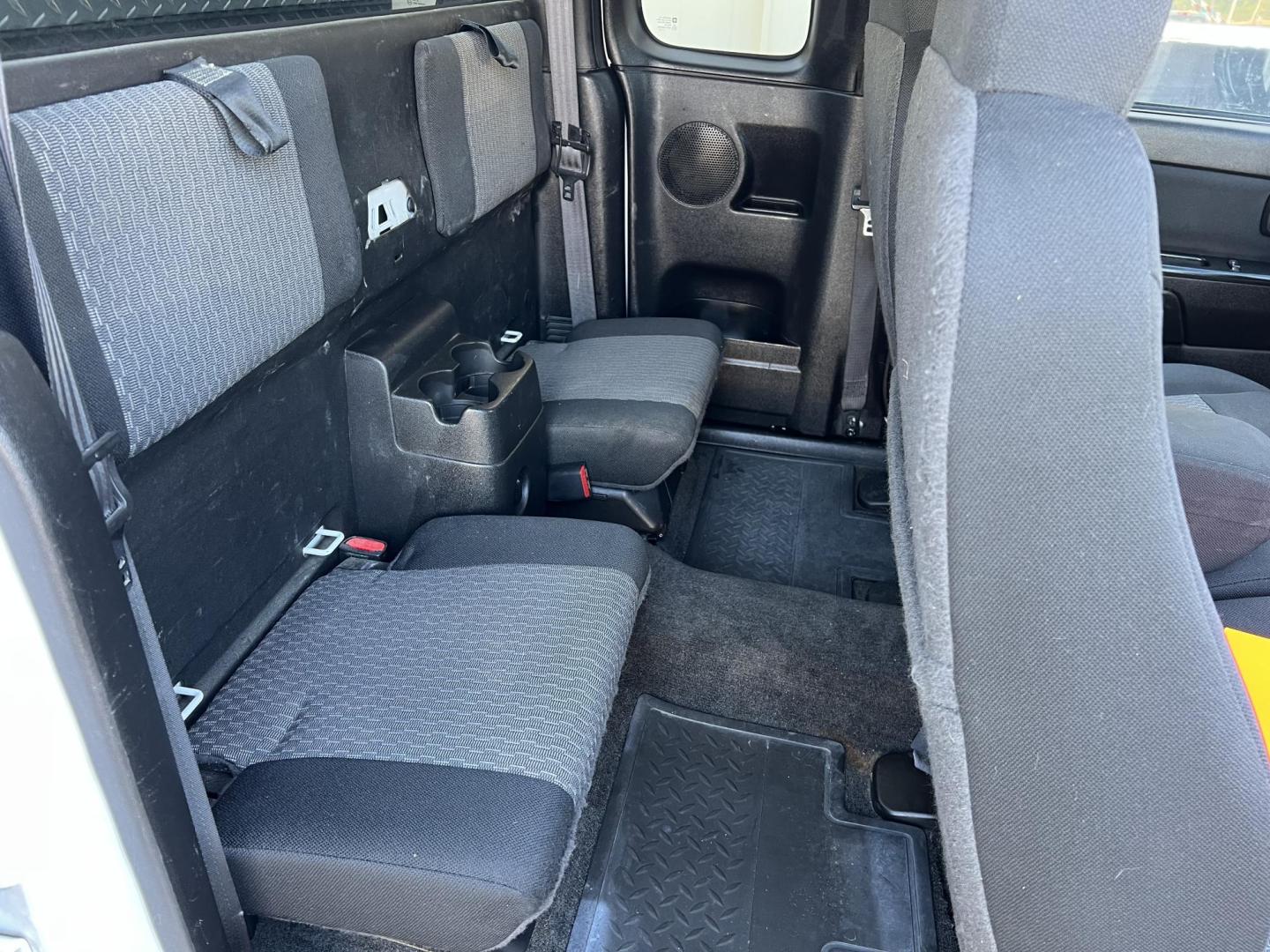 2008 White /Gray Chevrolet Colorado LT1 (1GCDT39E088) with an 3.7L L5 DOHC 20V engine, Automatic transmission, located at 4520 Airline Hwy, Baton Rouge, LA, 70805, (225) 357-1497, 30.509325, -91.145432 - 2008 Chevrolet Colorado Ext Cab 4X4 3.7L Gas, 232K Miles, Cold A/C, Power Windows, Locks & Mirrors, Tow Package, Tool Box. At 220k A Jasper Transmission Was Installed. At That Time Other Front End Part Were Also Replaced. This Truck Does Have Minor Dings, Scrathes & Hail Damage On Hood And Top. FOR - Photo#11