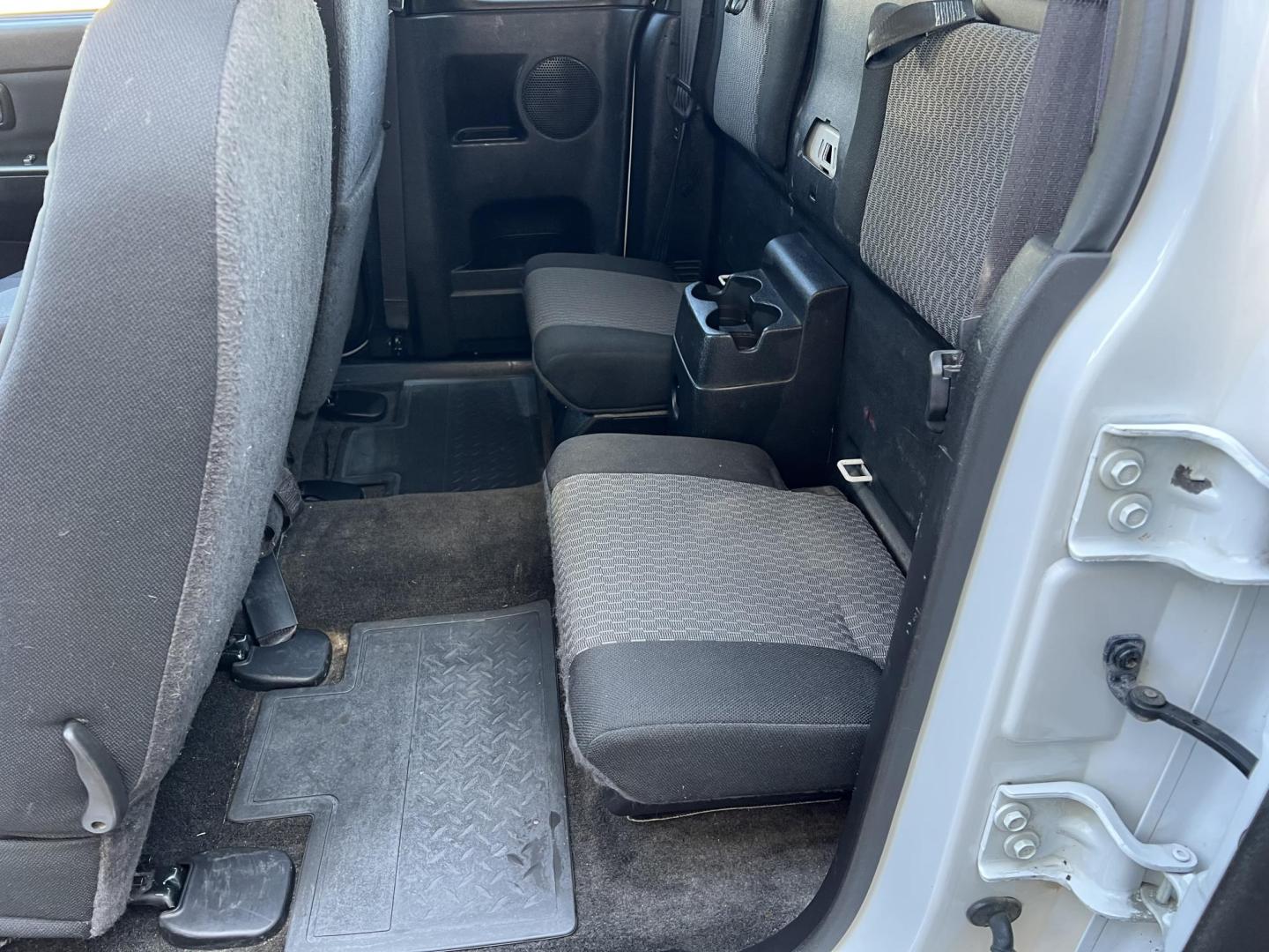 2008 White /Gray Chevrolet Colorado LT1 (1GCDT39E088) with an 3.7L L5 DOHC 20V engine, Automatic transmission, located at 4520 Airline Hwy, Baton Rouge, LA, 70805, (225) 357-1497, 30.509325, -91.145432 - 2008 Chevrolet Colorado Ext Cab 4X4 3.7L Gas, 232K Miles, Cold A/C, Power Windows, Locks & Mirrors, Tow Package, Tool Box. At 220k A Jasper Transmission Was Installed. At That Time Other Front End Part Were Also Replaced. This Truck Does Have Minor Dings, Scrathes & Hail Damage On Hood And Top. FOR - Photo#12