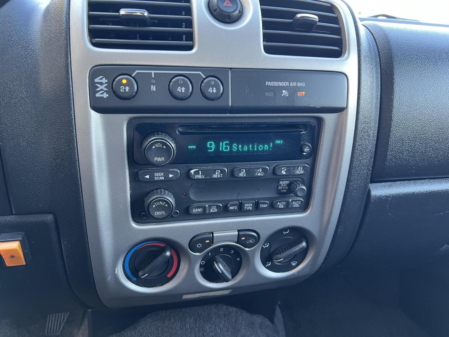 2008 White /Gray Chevrolet Colorado LT1 (1GCDT39E088) with an 3.7L L5 DOHC 20V engine, Automatic transmission, located at 4520 Airline Hwy, Baton Rouge, LA, 70805, (225) 357-1497, 30.509325, -91.145432 - 2008 Chevrolet Colorado Ext Cab 4X4 3.7L Gas, 232K Miles, Cold A/C, Power Windows, Locks & Mirrors, Tow Package, Tool Box. At 220k A Jasper Transmission Was Installed. At That Time Other Front End Part Were Also Replaced. This Truck Does Have Minor Dings, Scrathes & Hail Damage On Hood And Top. FOR - Photo#15
