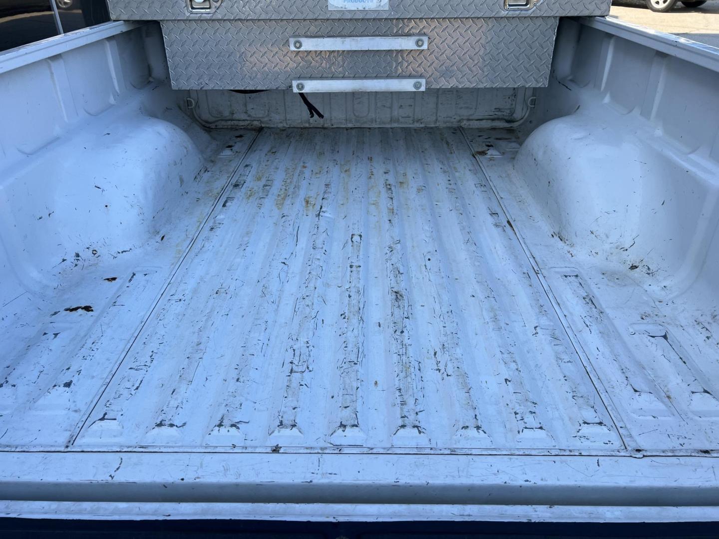 2008 White /Gray Chevrolet Colorado LT1 (1GCDT39E088) with an 3.7L L5 DOHC 20V engine, Automatic transmission, located at 4520 Airline Hwy, Baton Rouge, LA, 70805, (225) 357-1497, 30.509325, -91.145432 - 2008 Chevrolet Colorado Ext Cab 4X4 3.7L Gas, 232K Miles, Cold A/C, Power Windows, Locks & Mirrors, Tow Package, Tool Box. At 220k A Jasper Transmission Was Installed. At That Time Other Front End Part Were Also Replaced. This Truck Does Have Minor Dings, Scrathes & Hail Damage On Hood And Top. FOR - Photo#17