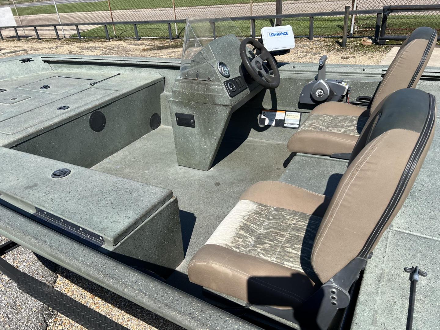 2015 Green Ranger Boat with an 75 Evinrude engine, located at 4520 Airline Hwy, Baton Rouge, LA, 70805, (225) 357-1497, 30.509325, -91.145432 - 2015 Ranger 1760 Aluminum Boat 75HP Evinrude E-TEC, Livewell, Dry Storage, Rod Box, 8Ft Powerpole, Minn Kota Ulterra 80lb Thrust i-Pilot Trolling Motor, Lowrance Electronics, New Tires & More. - Photo#6