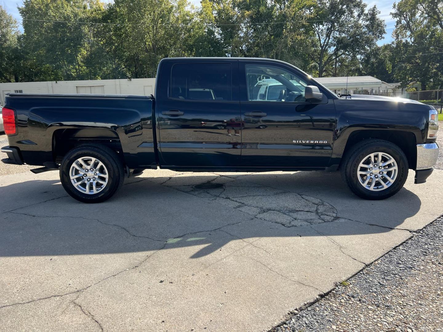 2017 Black /Gray Chevrolet Silverado 1500 LS (3GCPCNEC8HG) with an 5.3L V8 OHV 16V engine, 6-Speed Automatic transmission, located at 4520 Airline Hwy, Baton Rouge, LA, 70805, (225) 357-1497, 30.509325, -91.145432 - 2017 Chevrolet Silverado 1500 Crew Cab LS 5.3 V8 Gas, 155K Miles, Cold A/C, Power Windows, Locks & Mirrors, Tow Package. Has Some Minor Dings & Scratches. FOR INFO PLEASE CONTACT JEFF AT 225-413-0981 CHECK OUT OUR A+ RATING WITH THE BETTER BUSINESS BUREAU WE HAVE BEEN A FAMILY OWNED AND OPERATED BU - Photo#4