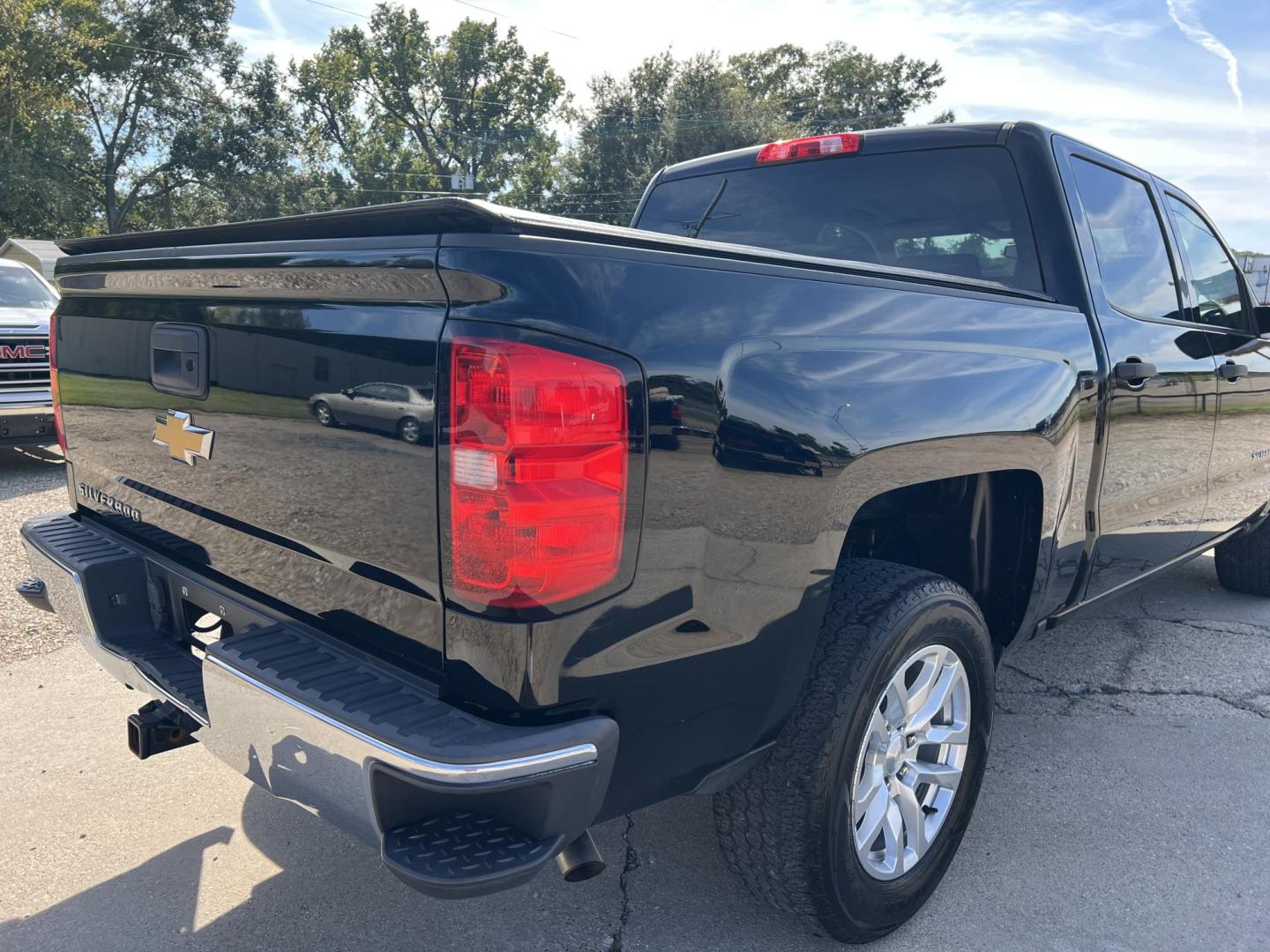 2017 Black /Gray Chevrolet Silverado 1500 LS (3GCPCNEC8HG) with an 5.3L V8 OHV 16V engine, 6-Speed Automatic transmission, located at 4520 Airline Hwy, Baton Rouge, LA, 70805, (225) 357-1497, 30.509325, -91.145432 - 2017 Chevrolet Silverado 1500 Crew Cab LS 5.3 V8 Gas, 155K Miles, Cold A/C, Power Windows, Locks & Mirrors, Tow Package. Has Some Minor Dings & Scratches. FOR INFO PLEASE CONTACT JEFF AT 225-413-0981 CHECK OUT OUR A+ RATING WITH THE BETTER BUSINESS BUREAU WE HAVE BEEN A FAMILY OWNED AND OPERATED BU - Photo#5
