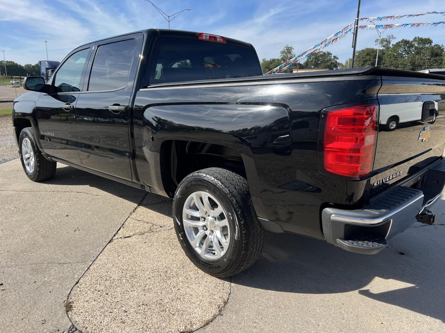 2017 Black /Gray Chevrolet Silverado 1500 LS (3GCPCNEC8HG) with an 5.3L V8 OHV 16V engine, 6-Speed Automatic transmission, located at 4520 Airline Hwy, Baton Rouge, LA, 70805, (225) 357-1497, 30.509325, -91.145432 - 2017 Chevrolet Silverado 1500 Crew Cab LS 5.3 V8 Gas, 155K Miles, Cold A/C, Power Windows, Locks & Mirrors, Tow Package. Has Some Minor Dings & Scratches. FOR INFO PLEASE CONTACT JEFF AT 225-413-0981 CHECK OUT OUR A+ RATING WITH THE BETTER BUSINESS BUREAU WE HAVE BEEN A FAMILY OWNED AND OPERATED BU - Photo#7