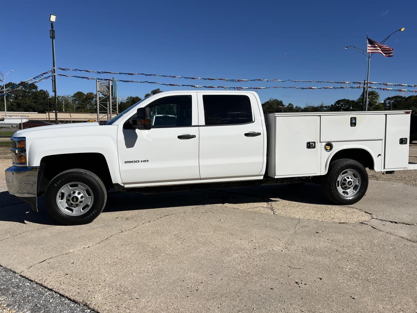2016 White /Gray Chevrolet Silverado 2500HD W/T (1GB1CUEG1GF) with an 6.0L V8 OHV 16V FFV engine, 6-Speed Automatic transmission, located at 4520 Airline Hwy, Baton Rouge, LA, 70805, (225) 357-1497, 30.509325, -91.145432 - 2016 Chevrolet Silverado 2500HD Crew Cab With Knapheide Service Bed ***ONE OWNER*** 6.0 V8 Gas, 160K Miles, Cold A/C, Power Windows, Locks & Mirrors, Tow Package. FOR INFO PLEASE CONTACT JEFF AT 225-413-0981 CHECK OUT OUR A+ RATING WITH THE BETTER BUSINESS BUREAU WE HAVE BEEN A FAMILY OWNED AND OPER - Photo#1