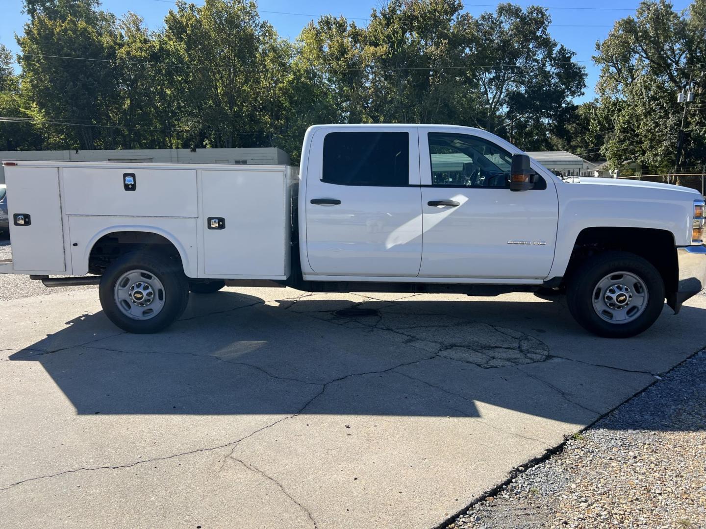 2016 White /Gray Chevrolet Silverado 2500HD W/T (1GB1CUEG1GF) with an 6.0L V8 OHV 16V FFV engine, 6-Speed Automatic transmission, located at 4520 Airline Hwy, Baton Rouge, LA, 70805, (225) 357-1497, 30.509325, -91.145432 - 2016 Chevrolet Silverado 2500HD Crew Cab With Knapheide Service Bed ***ONE OWNER*** 6.0 V8 Gas, 160K Miles, Cold A/C, Power Windows, Locks & Mirrors, Tow Package. FOR INFO PLEASE CONTACT JEFF AT 225-413-0981 CHECK OUT OUR A+ RATING WITH THE BETTER BUSINESS BUREAU WE HAVE BEEN A FAMILY OWNED AND OPER - Photo#4