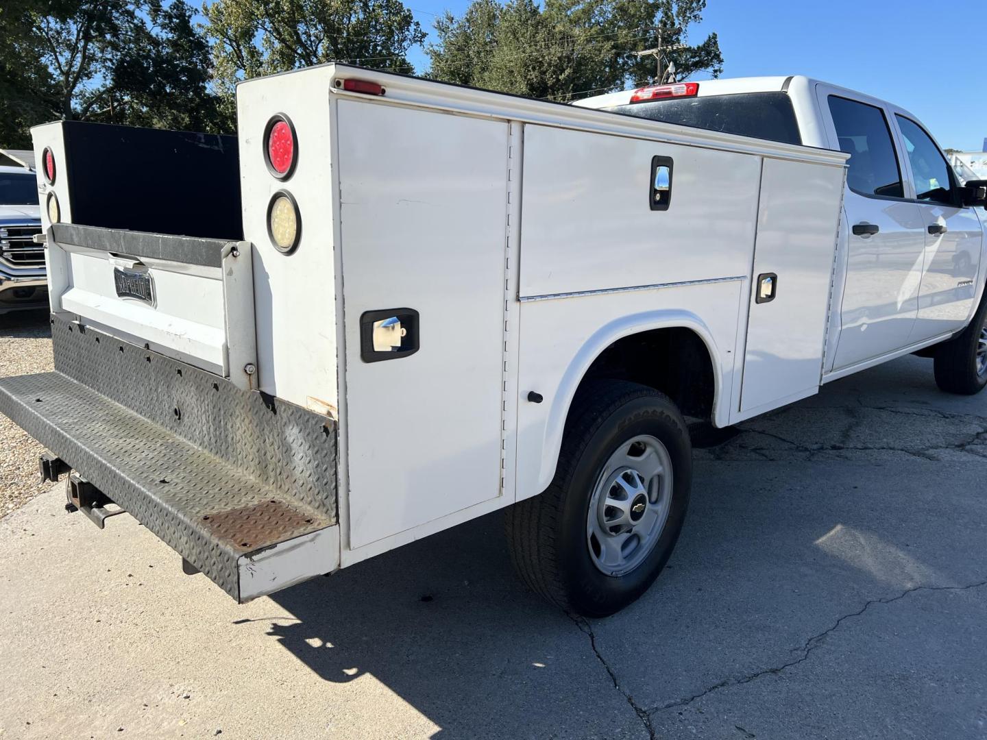 2016 White /Gray Chevrolet Silverado 2500HD W/T (1GB1CUEG1GF) with an 6.0L V8 OHV 16V FFV engine, 6-Speed Automatic transmission, located at 4520 Airline Hwy, Baton Rouge, LA, 70805, (225) 357-1497, 30.509325, -91.145432 - 2016 Chevrolet Silverado 2500HD Crew Cab With Knapheide Service Bed ***ONE OWNER*** 6.0 V8 Gas, 160K Miles, Cold A/C, Power Windows, Locks & Mirrors, Tow Package. FOR INFO PLEASE CONTACT JEFF AT 225-413-0981 CHECK OUT OUR A+ RATING WITH THE BETTER BUSINESS BUREAU WE HAVE BEEN A FAMILY OWNED AND OPER - Photo#5
