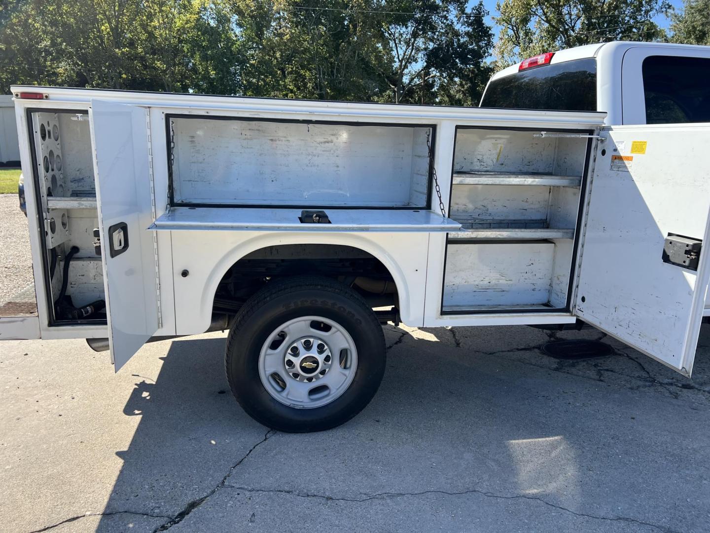 2016 White /Gray Chevrolet Silverado 2500HD W/T (1GB1CUEG1GF) with an 6.0L V8 OHV 16V FFV engine, 6-Speed Automatic transmission, located at 4520 Airline Hwy, Baton Rouge, LA, 70805, (225) 357-1497, 30.509325, -91.145432 - 2016 Chevrolet Silverado 2500HD Crew Cab With Knapheide Service Bed ***ONE OWNER*** 6.0 V8 Gas, 160K Miles, Cold A/C, Power Windows, Locks & Mirrors, Tow Package. FOR INFO PLEASE CONTACT JEFF AT 225-413-0981 CHECK OUT OUR A+ RATING WITH THE BETTER BUSINESS BUREAU WE HAVE BEEN A FAMILY OWNED AND OPER - Photo#9