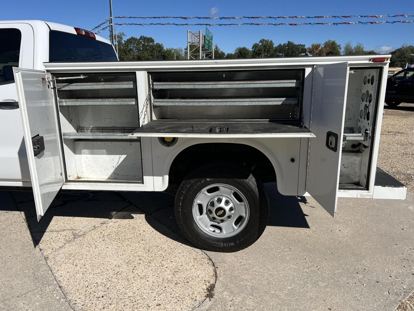 2016 White /Gray Chevrolet Silverado 2500HD W/T (1GB1CUEG1GF) with an 6.0L V8 OHV 16V FFV engine, 6-Speed Automatic transmission, located at 4520 Airline Hwy, Baton Rouge, LA, 70805, (225) 357-1497, 30.509325, -91.145432 - 2016 Chevrolet Silverado 2500HD Crew Cab With Knapheide Service Bed ***ONE OWNER*** 6.0 V8 Gas, 160K Miles, Cold A/C, Power Windows, Locks & Mirrors, Tow Package. FOR INFO PLEASE CONTACT JEFF AT 225-413-0981 CHECK OUT OUR A+ RATING WITH THE BETTER BUSINESS BUREAU WE HAVE BEEN A FAMILY OWNED AND OPER - Photo#8