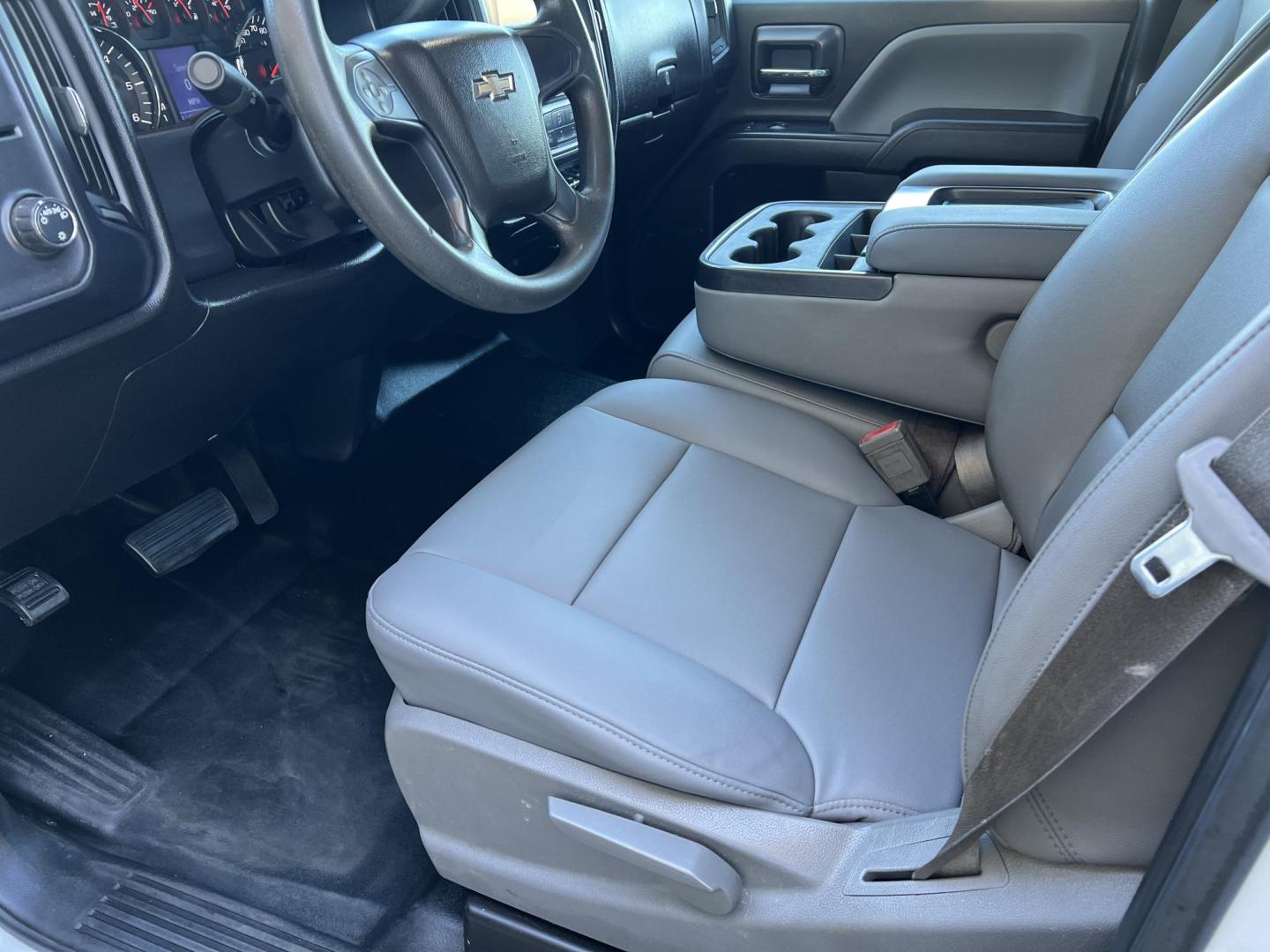 2016 White /Gray Chevrolet Silverado 2500HD W/T (1GB1CUEG1GF) with an 6.0L V8 OHV 16V FFV engine, 6-Speed Automatic transmission, located at 4520 Airline Hwy, Baton Rouge, LA, 70805, (225) 357-1497, 30.509325, -91.145432 - 2016 Chevrolet Silverado 2500HD Crew Cab With Knapheide Service Bed ***ONE OWNER*** 6.0 V8 Gas, 160K Miles, Cold A/C, Power Windows, Locks & Mirrors, Tow Package. FOR INFO PLEASE CONTACT JEFF AT 225-413-0981 CHECK OUT OUR A+ RATING WITH THE BETTER BUSINESS BUREAU WE HAVE BEEN A FAMILY OWNED AND OPER - Photo#10
