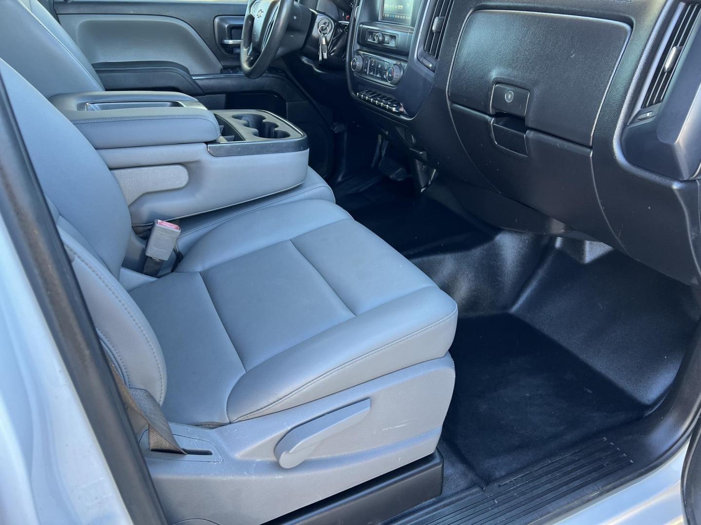 2016 White /Gray Chevrolet Silverado 2500HD W/T (1GB1CUEG1GF) with an 6.0L V8 OHV 16V FFV engine, 6-Speed Automatic transmission, located at 4520 Airline Hwy, Baton Rouge, LA, 70805, (225) 357-1497, 30.509325, -91.145432 - 2016 Chevrolet Silverado 2500HD Crew Cab With Knapheide Service Bed ***ONE OWNER*** 6.0 V8 Gas, 160K Miles, Cold A/C, Power Windows, Locks & Mirrors, Tow Package. FOR INFO PLEASE CONTACT JEFF AT 225-413-0981 CHECK OUT OUR A+ RATING WITH THE BETTER BUSINESS BUREAU WE HAVE BEEN A FAMILY OWNED AND OPER - Photo#11