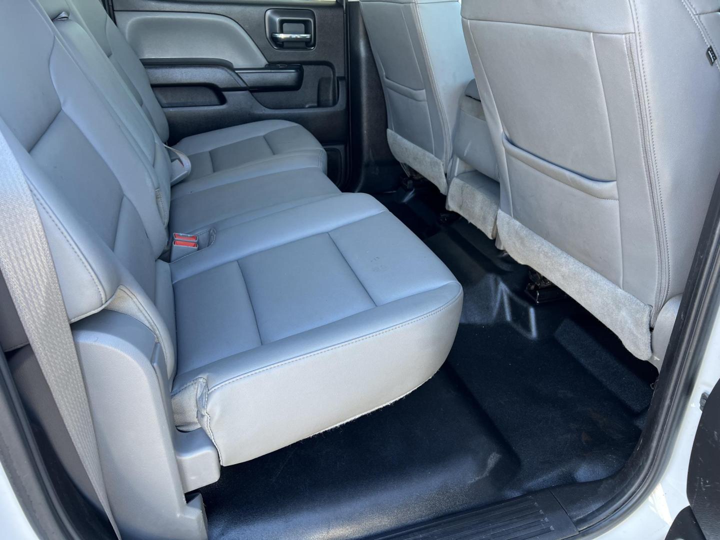 2016 White /Gray Chevrolet Silverado 2500HD W/T (1GB1CUEG1GF) with an 6.0L V8 OHV 16V FFV engine, 6-Speed Automatic transmission, located at 4520 Airline Hwy, Baton Rouge, LA, 70805, (225) 357-1497, 30.509325, -91.145432 - 2016 Chevrolet Silverado 2500HD Crew Cab With Knapheide Service Bed ***ONE OWNER*** 6.0 V8 Gas, 160K Miles, Cold A/C, Power Windows, Locks & Mirrors, Tow Package. FOR INFO PLEASE CONTACT JEFF AT 225-413-0981 CHECK OUT OUR A+ RATING WITH THE BETTER BUSINESS BUREAU WE HAVE BEEN A FAMILY OWNED AND OPER - Photo#12