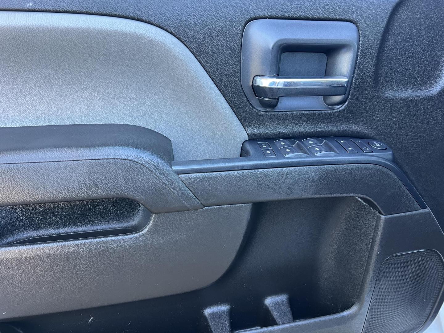 2016 White /Gray Chevrolet Silverado 2500HD W/T (1GB1CUEG1GF) with an 6.0L V8 OHV 16V FFV engine, 6-Speed Automatic transmission, located at 4520 Airline Hwy, Baton Rouge, LA, 70805, (225) 357-1497, 30.509325, -91.145432 - 2016 Chevrolet Silverado 2500HD Crew Cab With Knapheide Service Bed ***ONE OWNER*** 6.0 V8 Gas, 160K Miles, Cold A/C, Power Windows, Locks & Mirrors, Tow Package. FOR INFO PLEASE CONTACT JEFF AT 225-413-0981 CHECK OUT OUR A+ RATING WITH THE BETTER BUSINESS BUREAU WE HAVE BEEN A FAMILY OWNED AND OPER - Photo#15